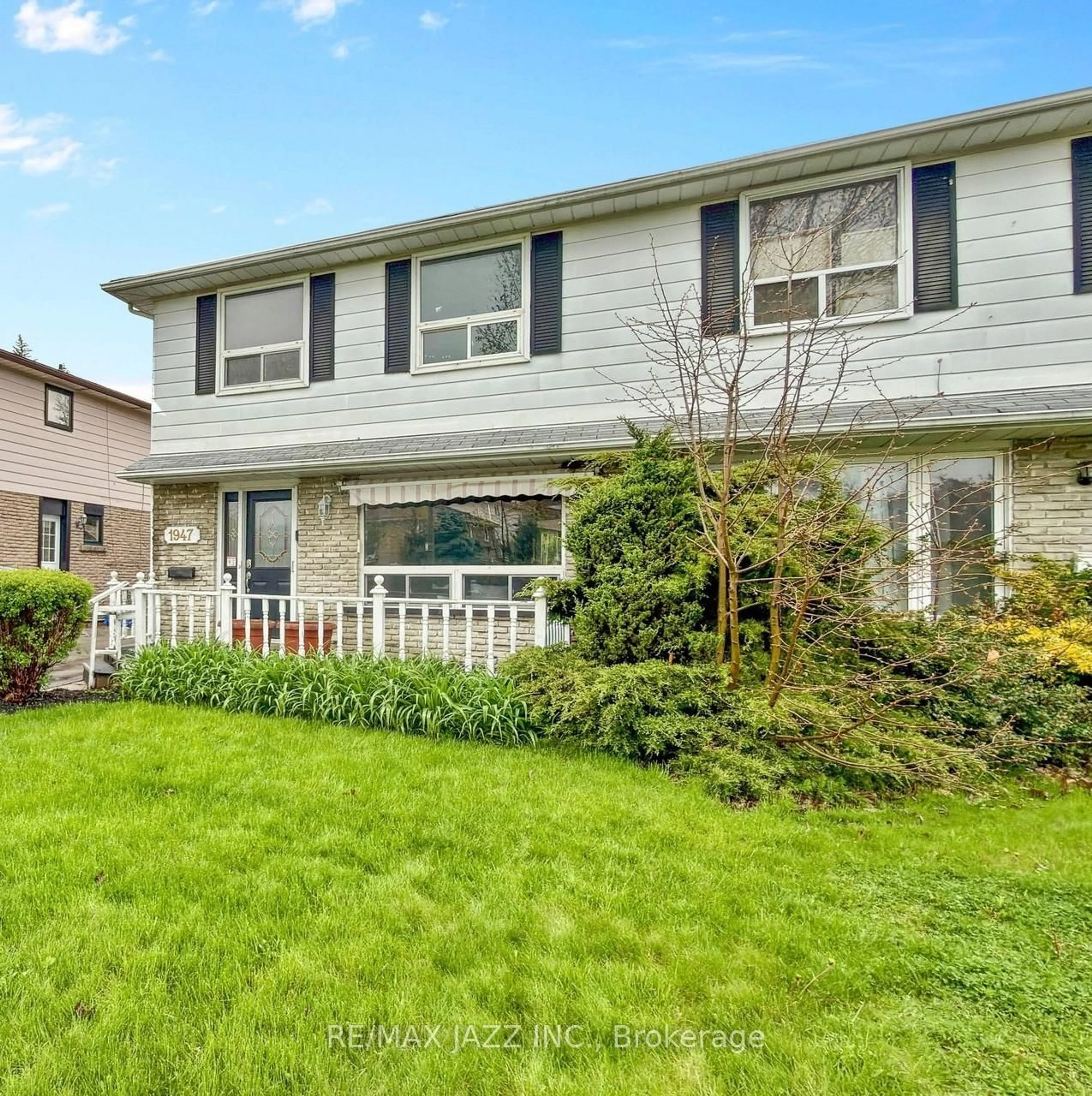 Home with vinyl exterior material, street for 1947 Bonnymede Dr, Mississauga Ontario L5J 1E4
