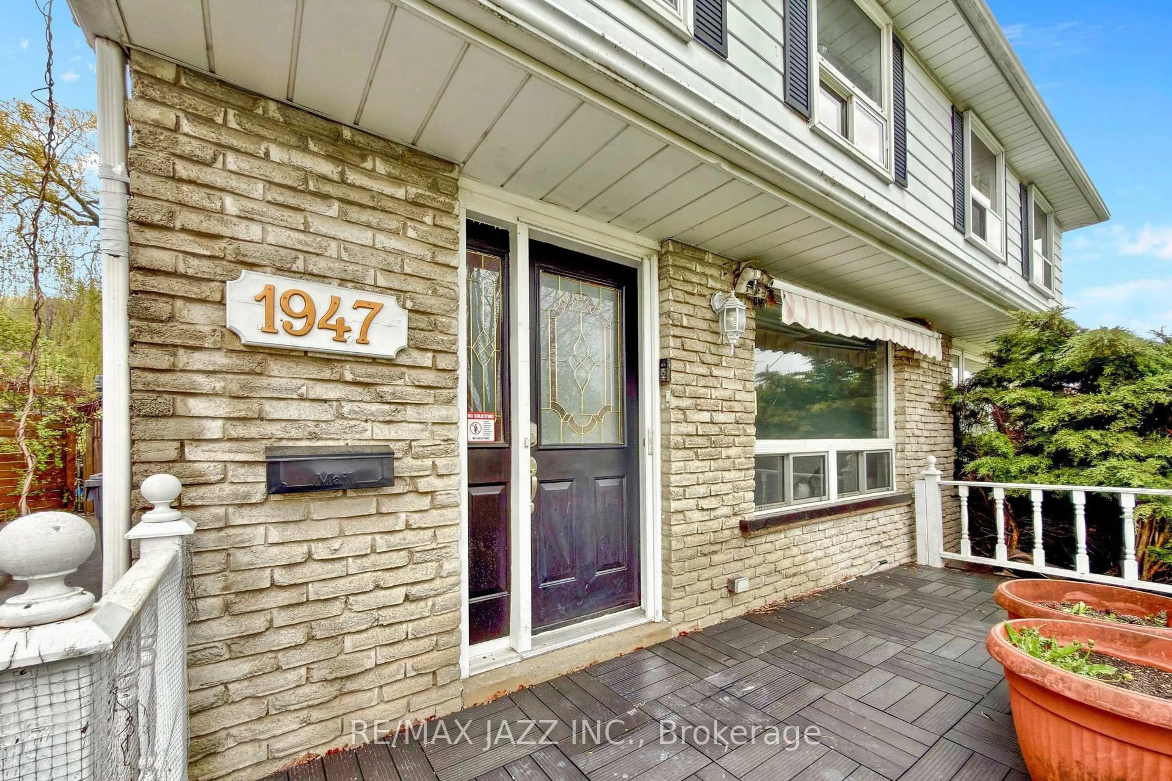 Indoor entryway for 1947 Bonnymede Dr, Mississauga Ontario L5J 1E4