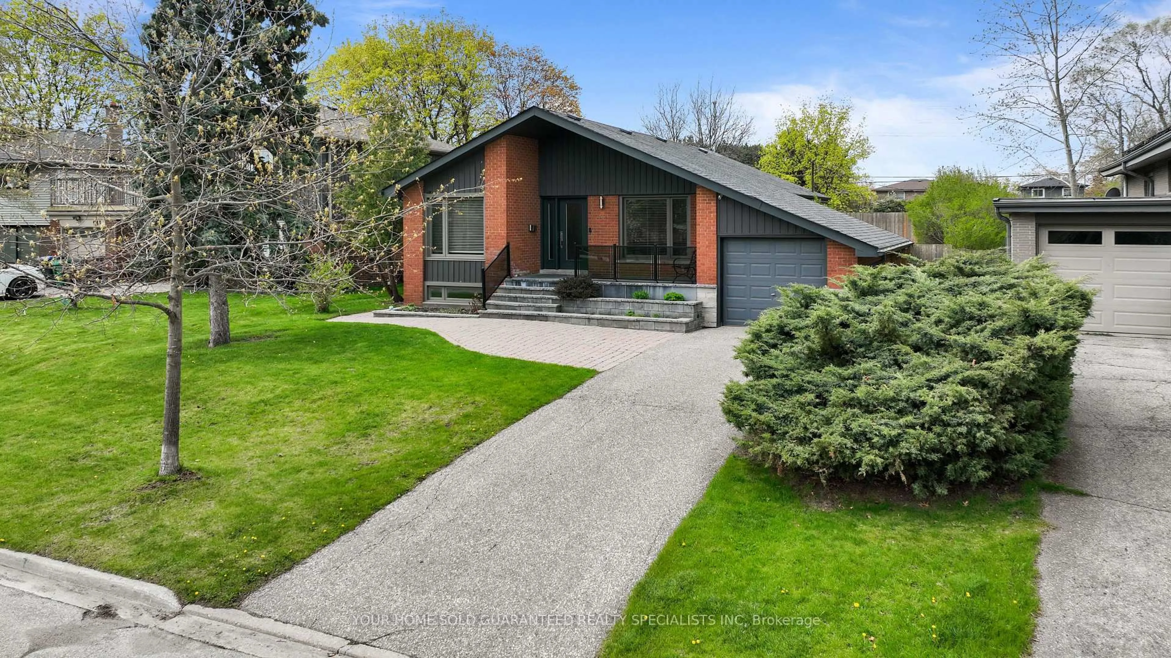Home with brick exterior material, street for 947 Sierra Blvd, Mississauga Ontario L4Y 2E3