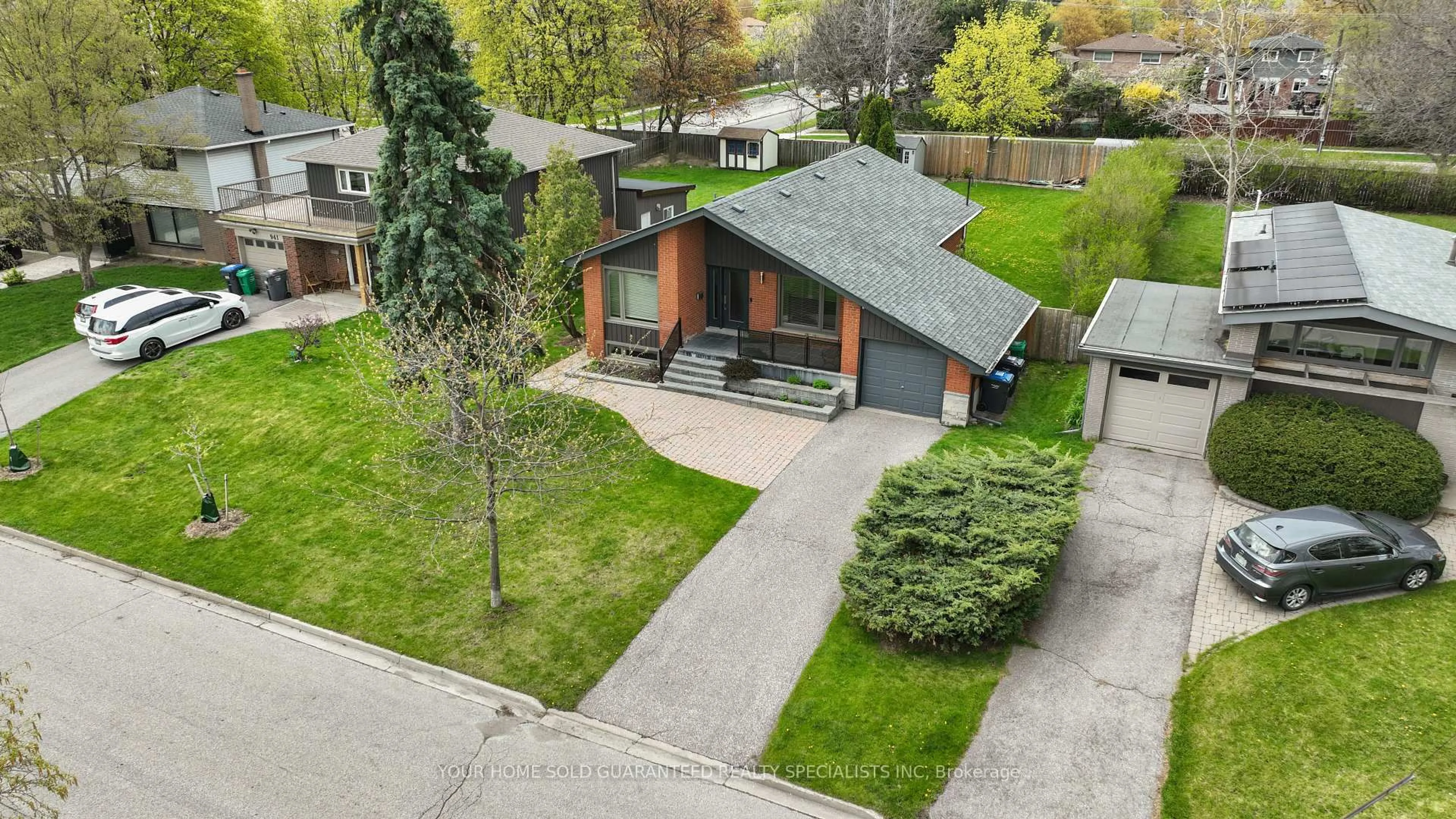 A pic from outside/outdoor area/front of a property/back of a property/a pic from drone, street for 947 Sierra Blvd, Mississauga Ontario L4Y 2E3