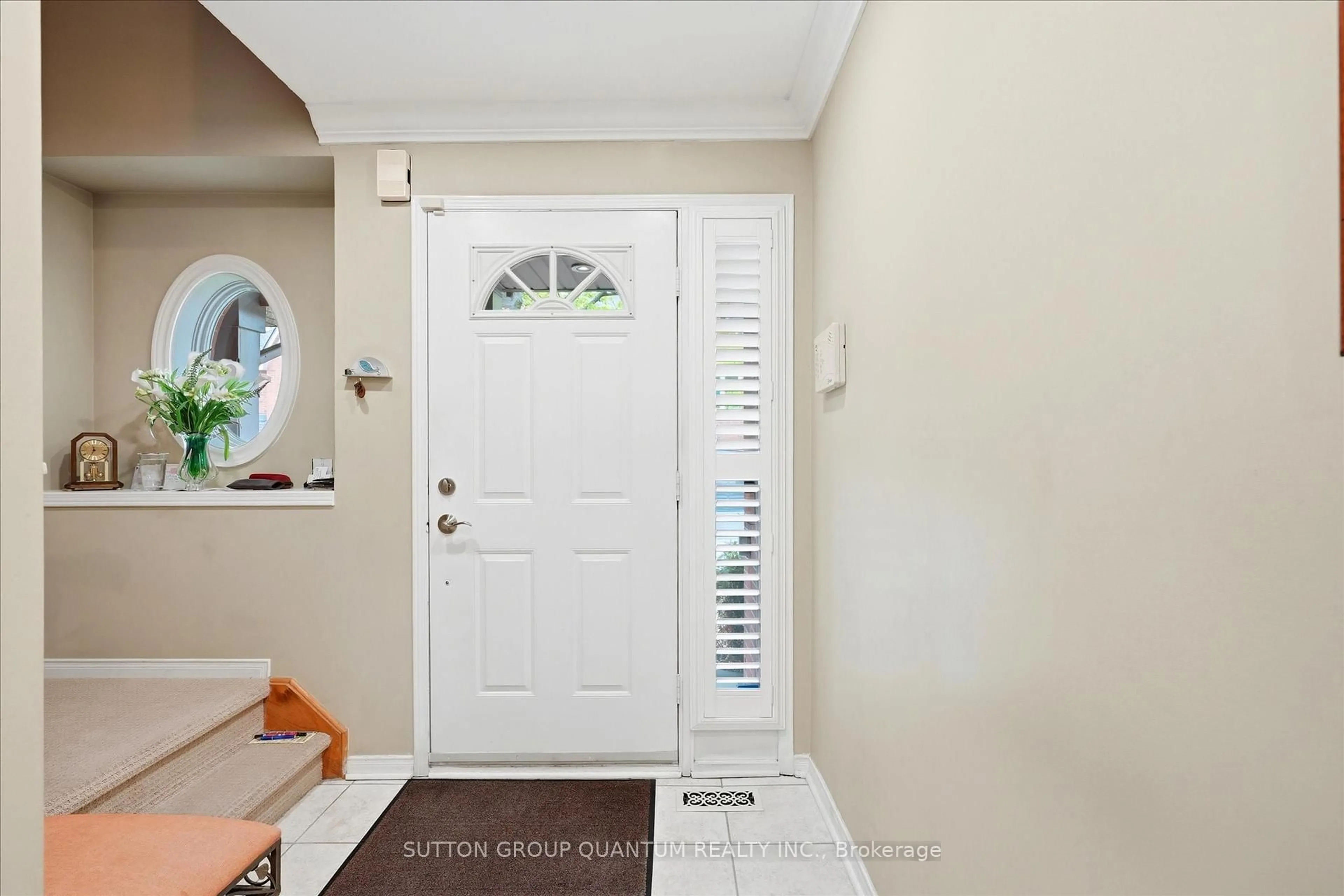 Indoor entryway for 1064 Queen St #10A, Mississauga Ontario L5H 4K3