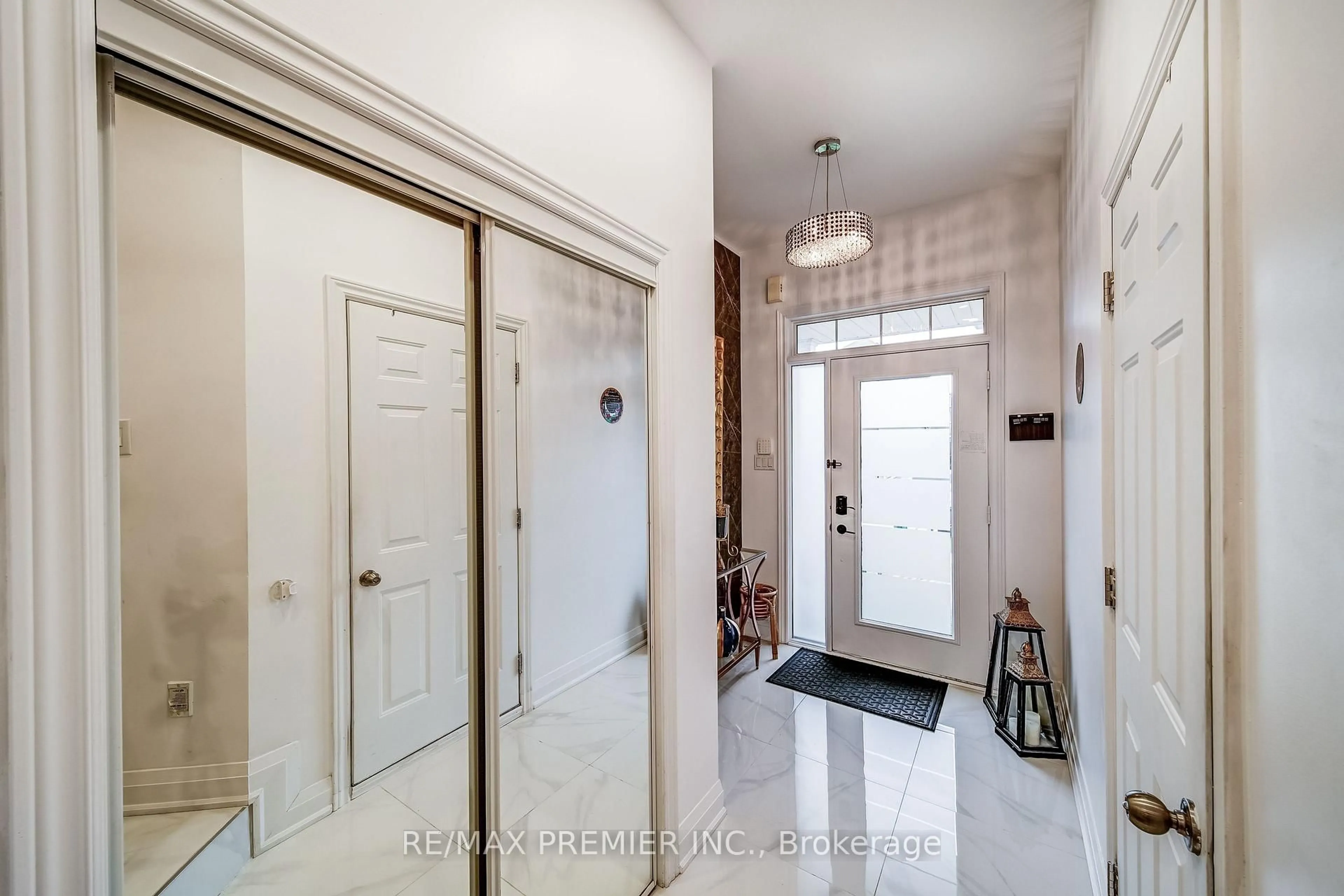 Indoor entryway for 3067 Doyle St, Mississauga Ontario L5M 0N3