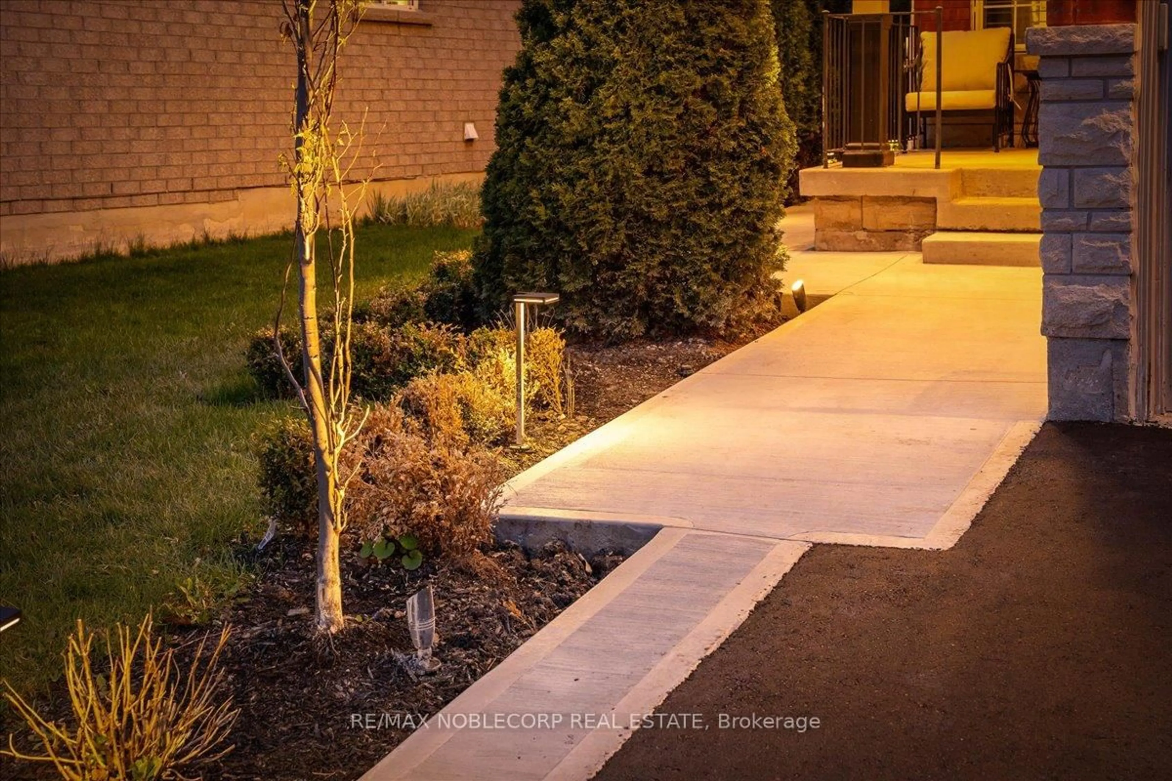 Patio, street for 338 Ellwood Dr, Caledon Ontario L7E 2G6