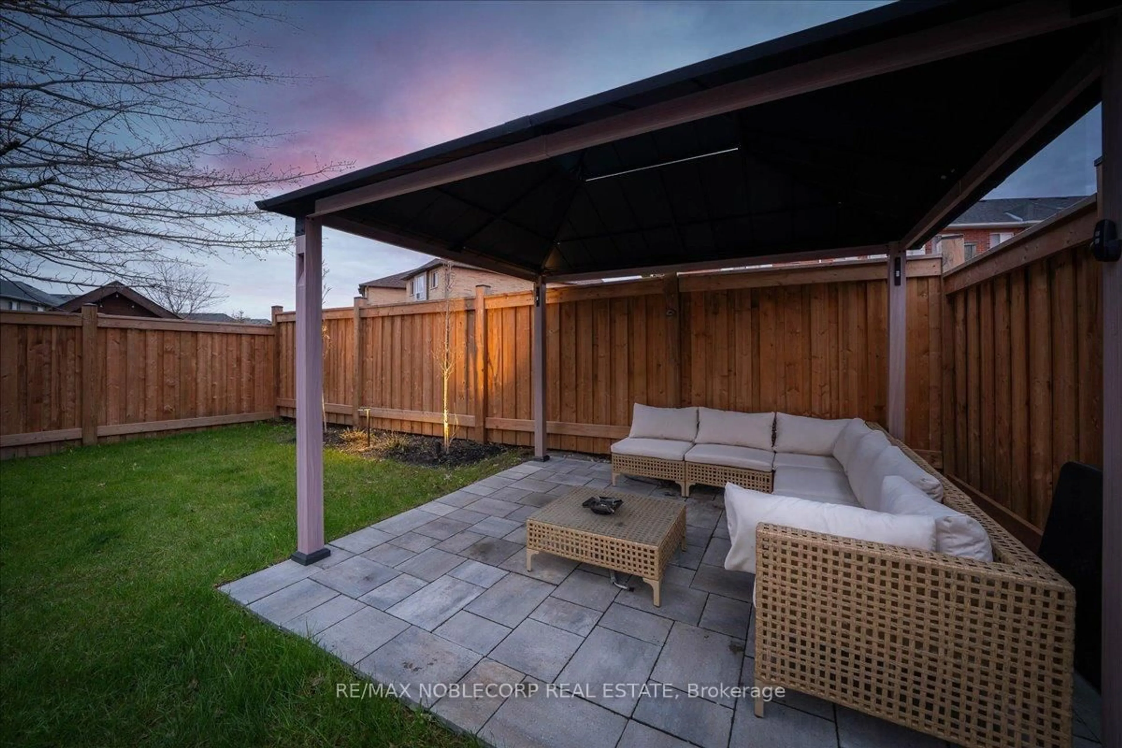 Patio, street for 338 Ellwood Dr, Caledon Ontario L7E 2G6