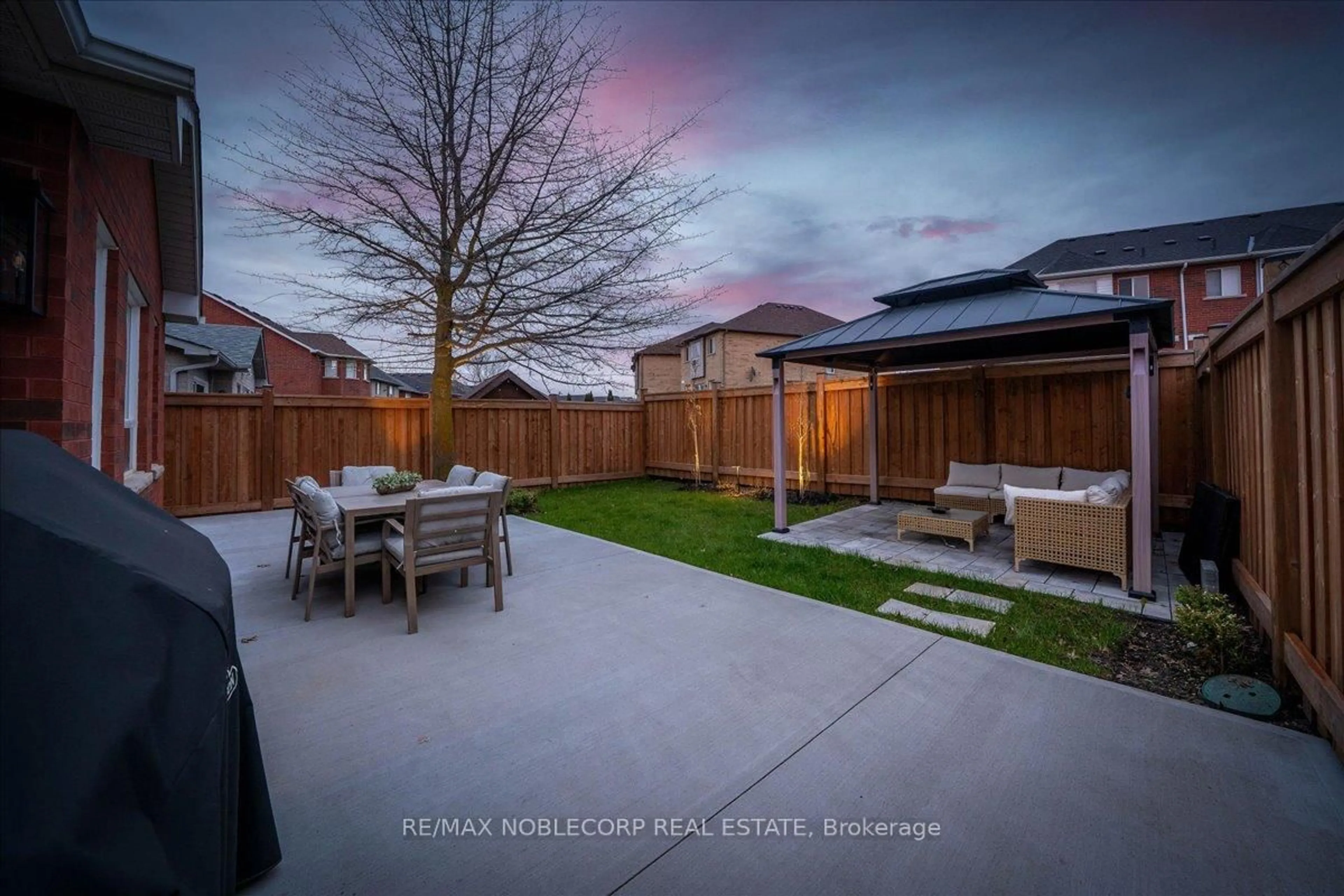 A pic from outside/outdoor area/front of a property/back of a property/a pic from drone, street for 338 Ellwood Dr, Caledon Ontario L7E 2G6