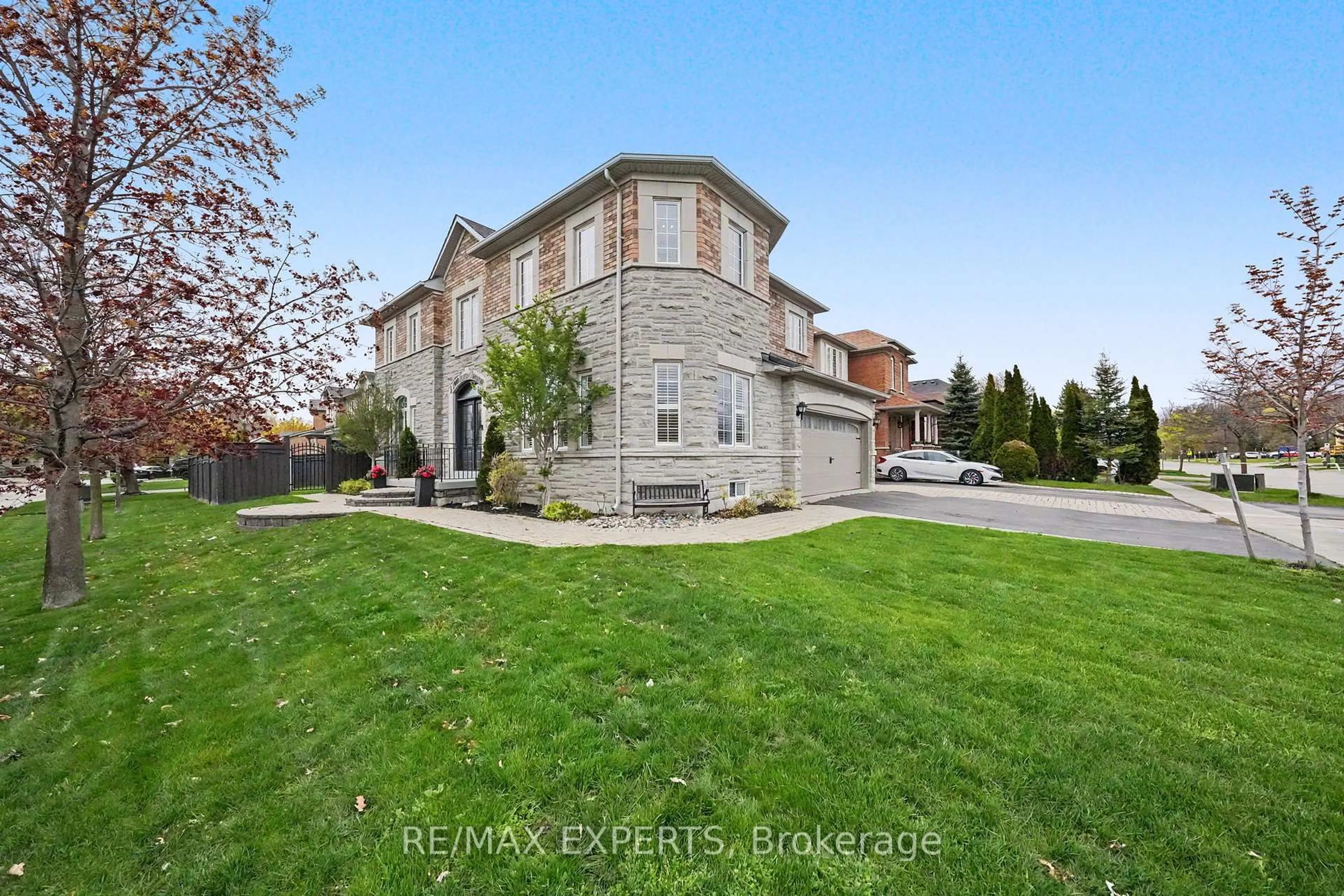A pic from outside/outdoor area/front of a property/back of a property/a pic from drone, street for 2 Ironhorse Cres, Caledon Ontario L7E 2K8