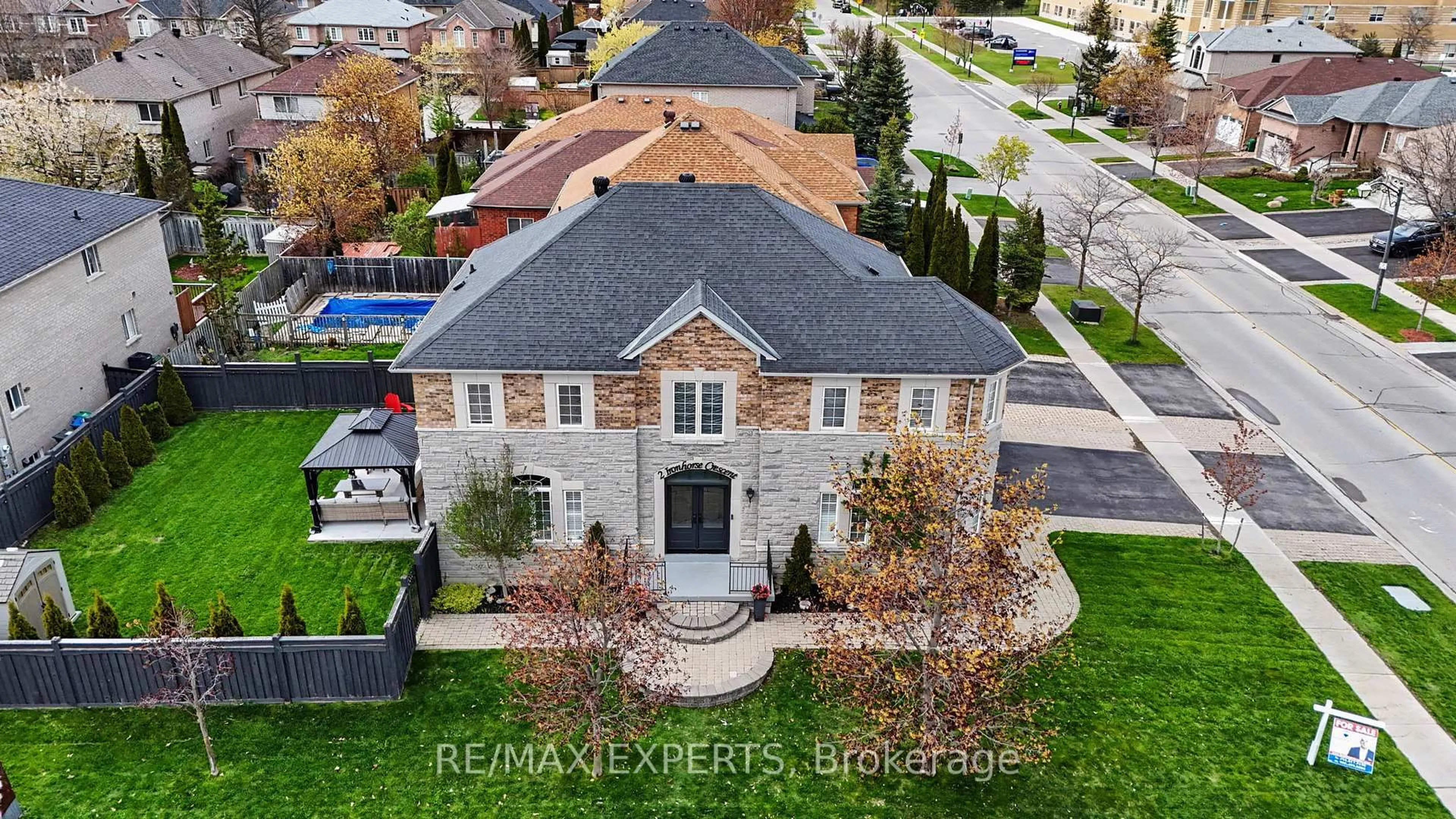 A pic from outside/outdoor area/front of a property/back of a property/a pic from drone, street for 2 Ironhorse Cres, Caledon Ontario L7E 2K8