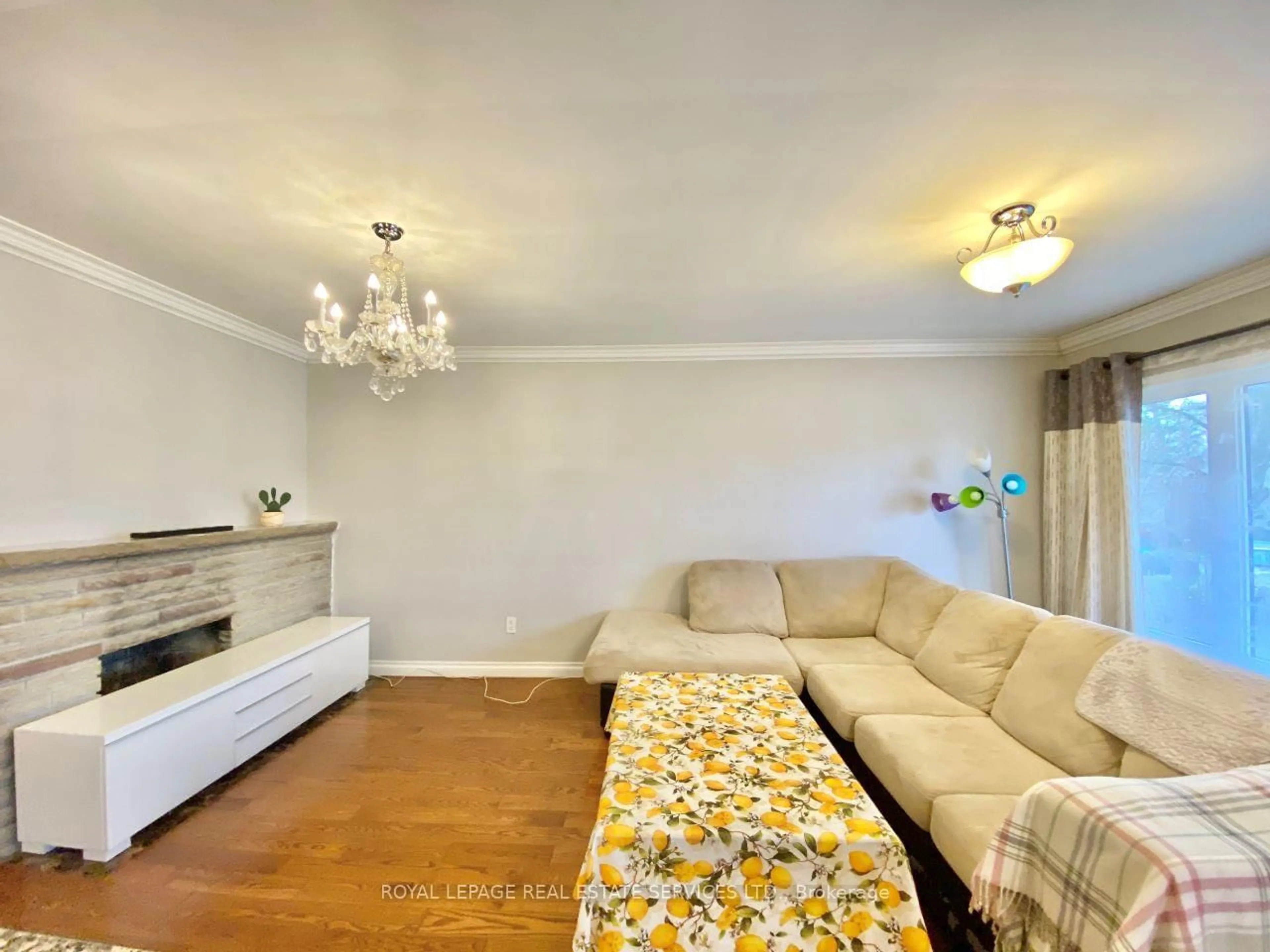 Living room with furniture, unknown for 3009 O'Hagan Dr, Mississauga Ontario L5C 2C4