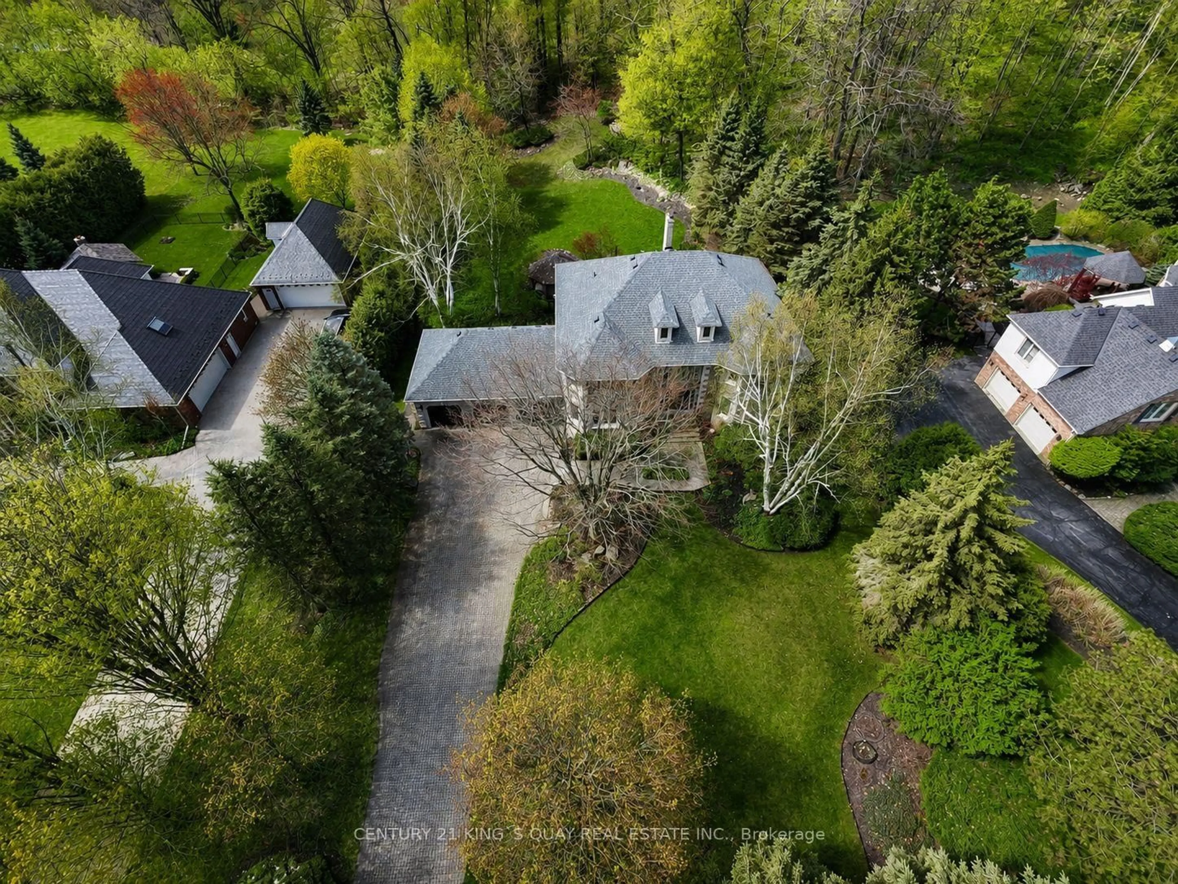 A pic from outside/outdoor area/front of a property/back of a property/a pic from drone, street for 110 Crawford Cres, Milton Ontario L0P 1B0