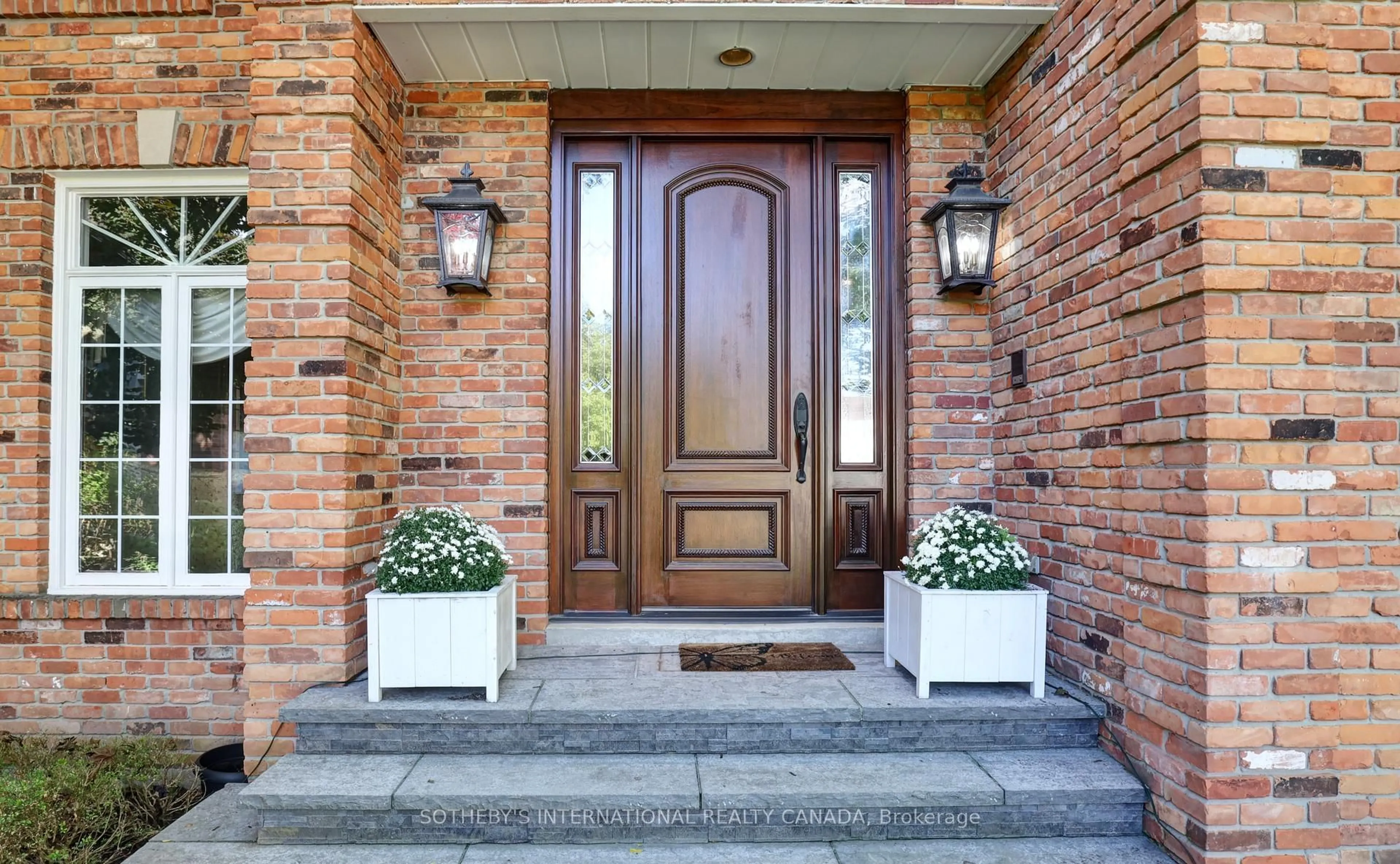Indoor entryway for 1379 Meadow Green Crt, Mississauga Ontario L5H 4J3