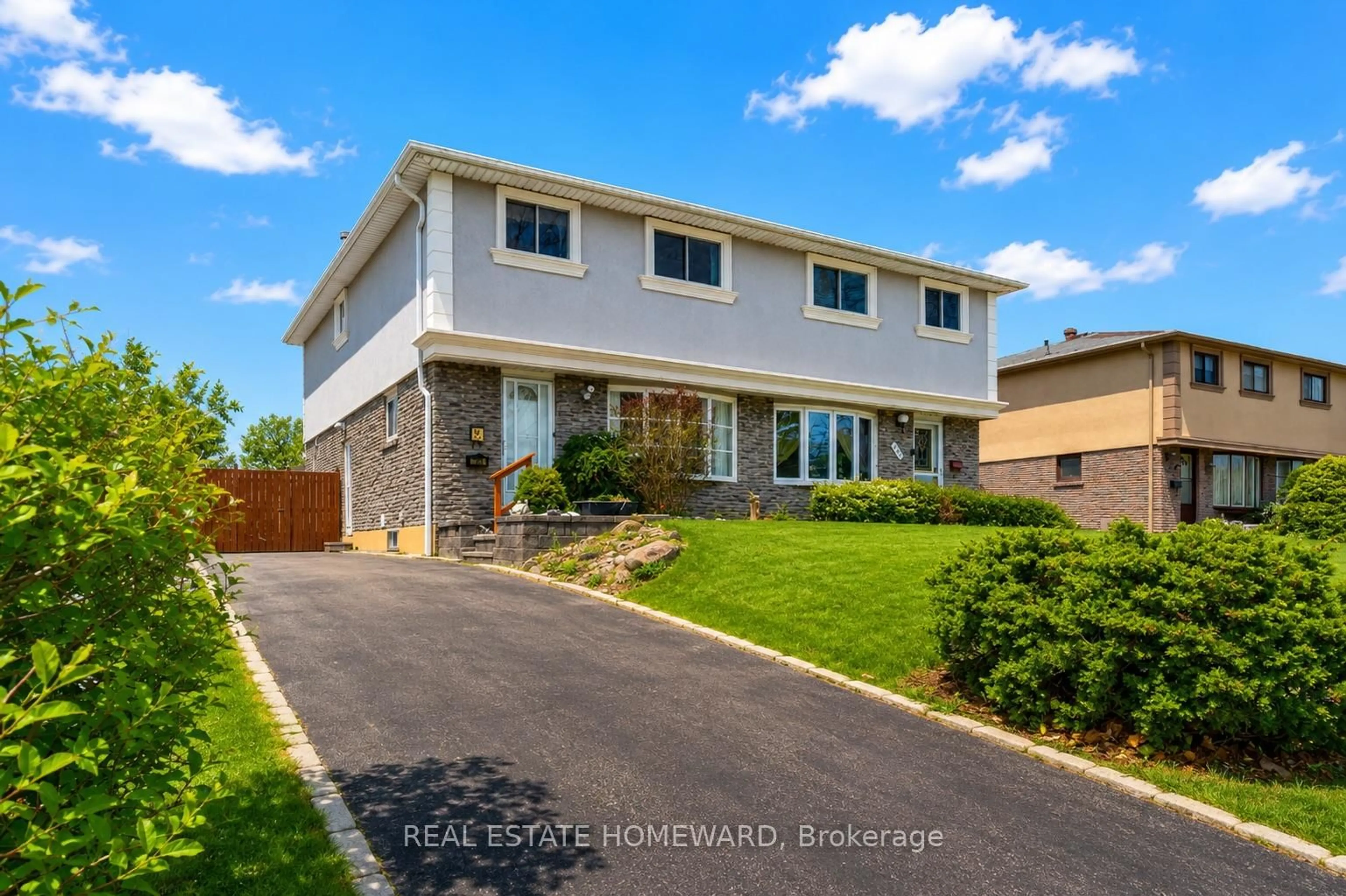 Home with vinyl exterior material, street for 783 Dodsworth Cres, Mississauga Ontario L4Y 2H8