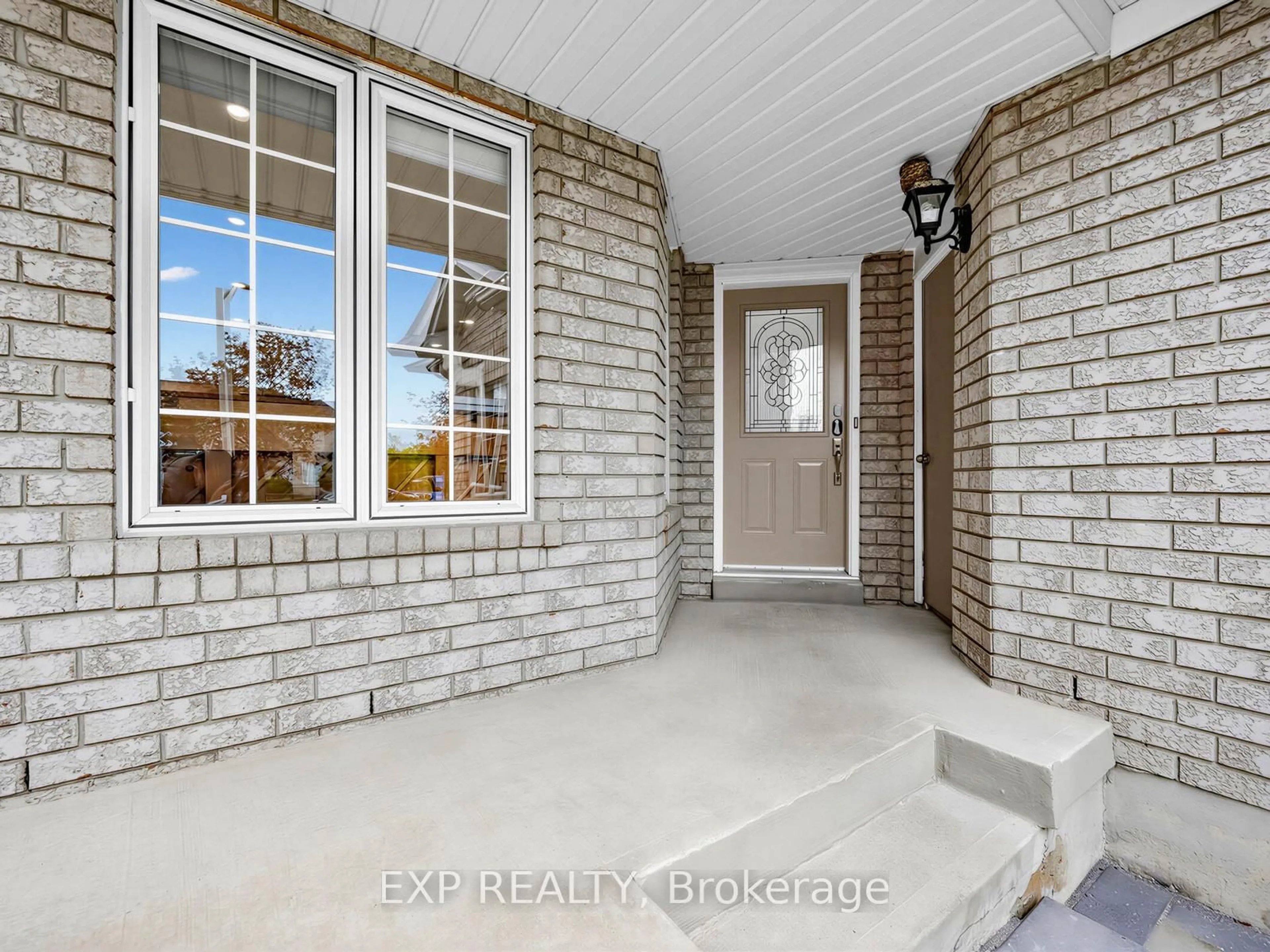 Indoor entryway for 5697 Condor Pl, Mississauga Ontario L5V 2J4