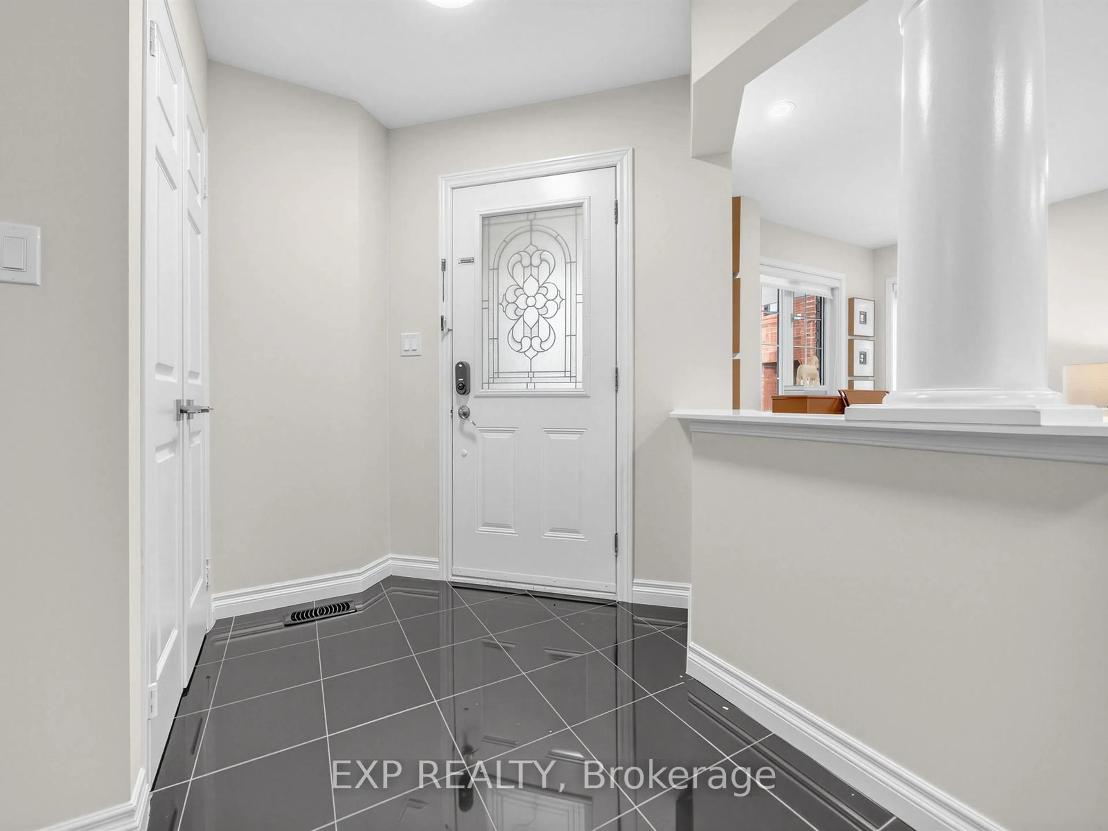 Indoor entryway for 5697 Condor Pl, Mississauga Ontario L5V 2J4