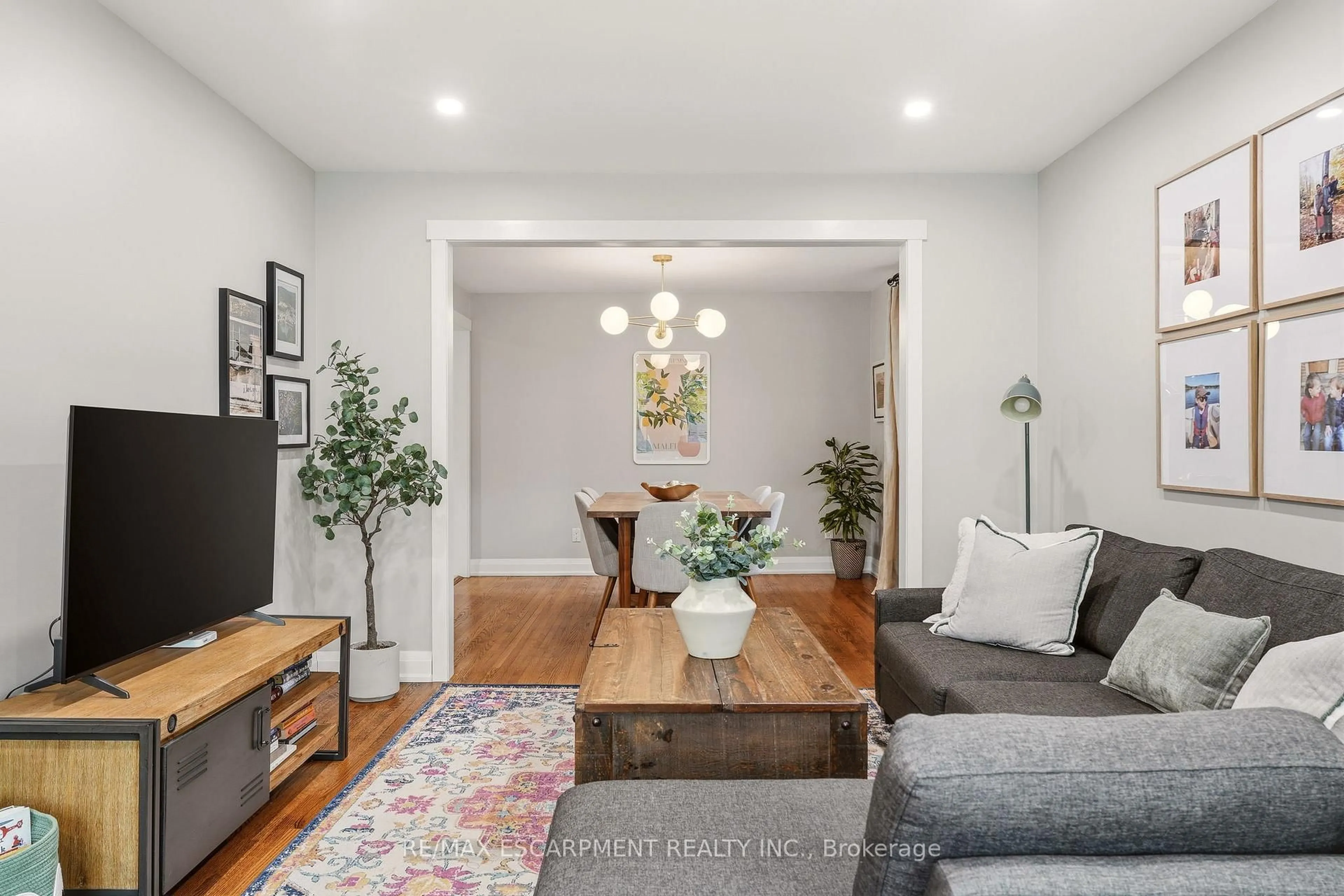 Living room with furniture, unknown for 3452 Caplan Cres, Burlington Ontario L7N 2P9
