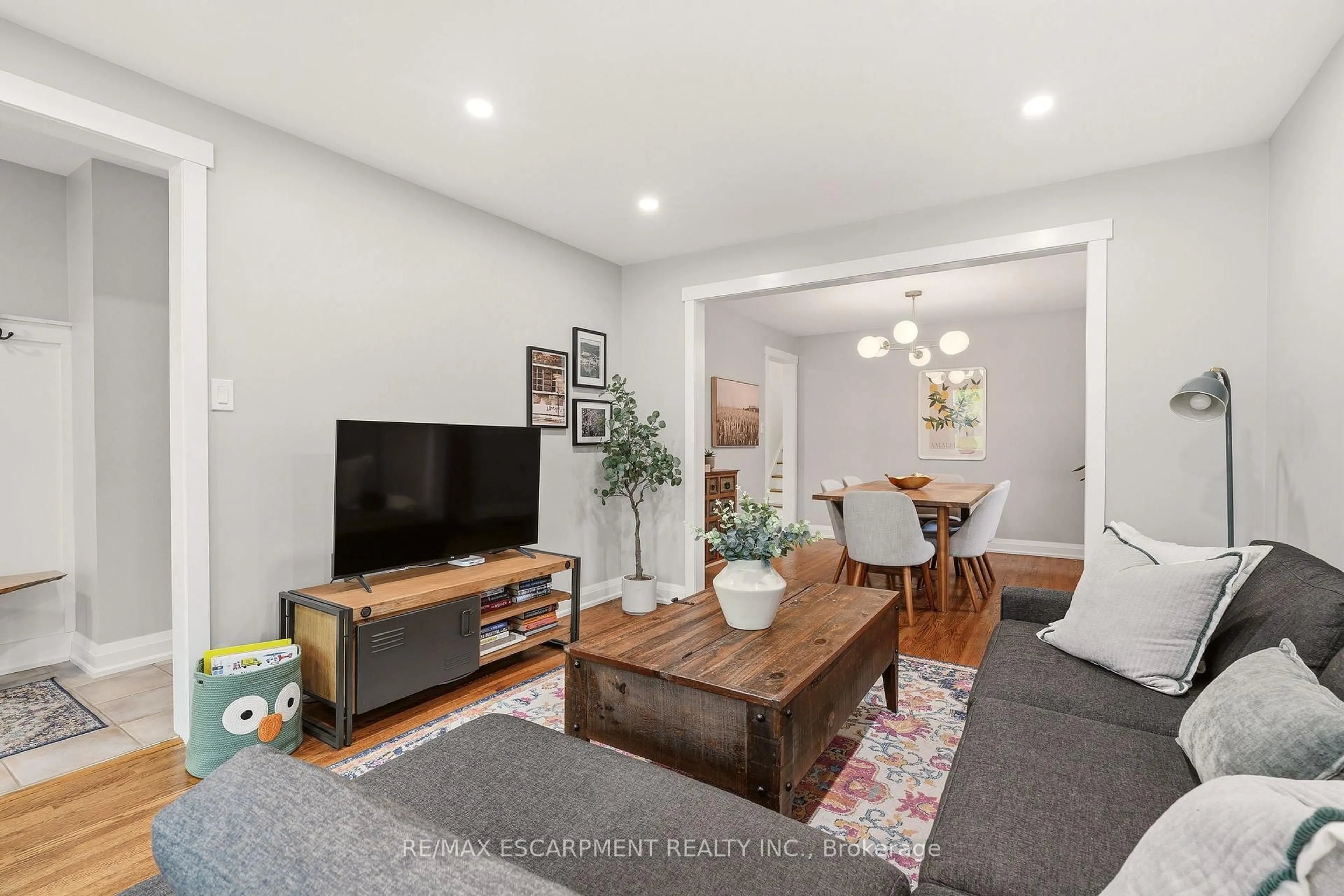 Living room with furniture, unknown for 3452 Caplan Cres, Burlington Ontario L7N 2P9