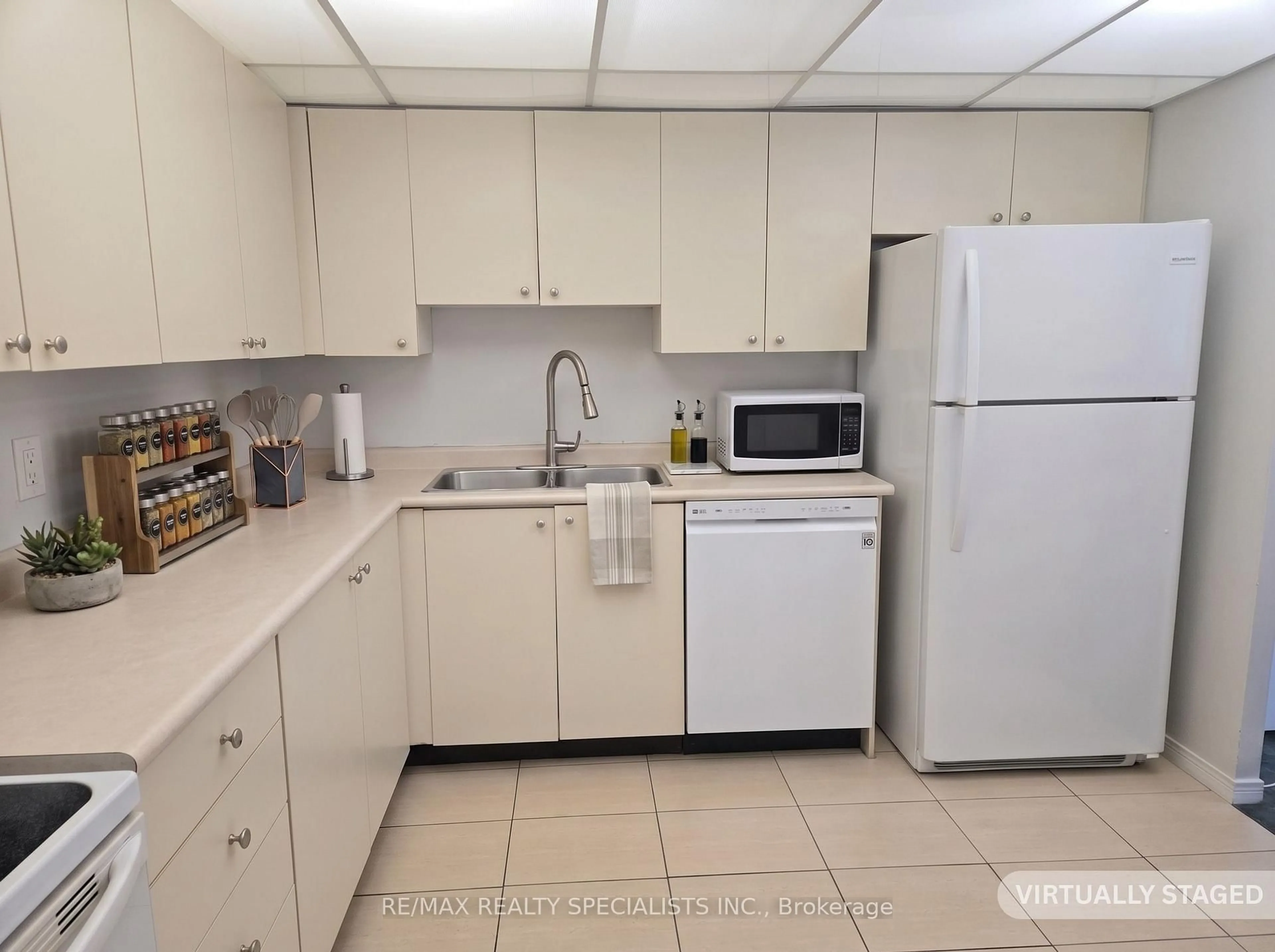Standard kitchen, ceramic/tile floor for 145 Hillcrest Ave #1709, Mississauga Ontario L5B 3Z1