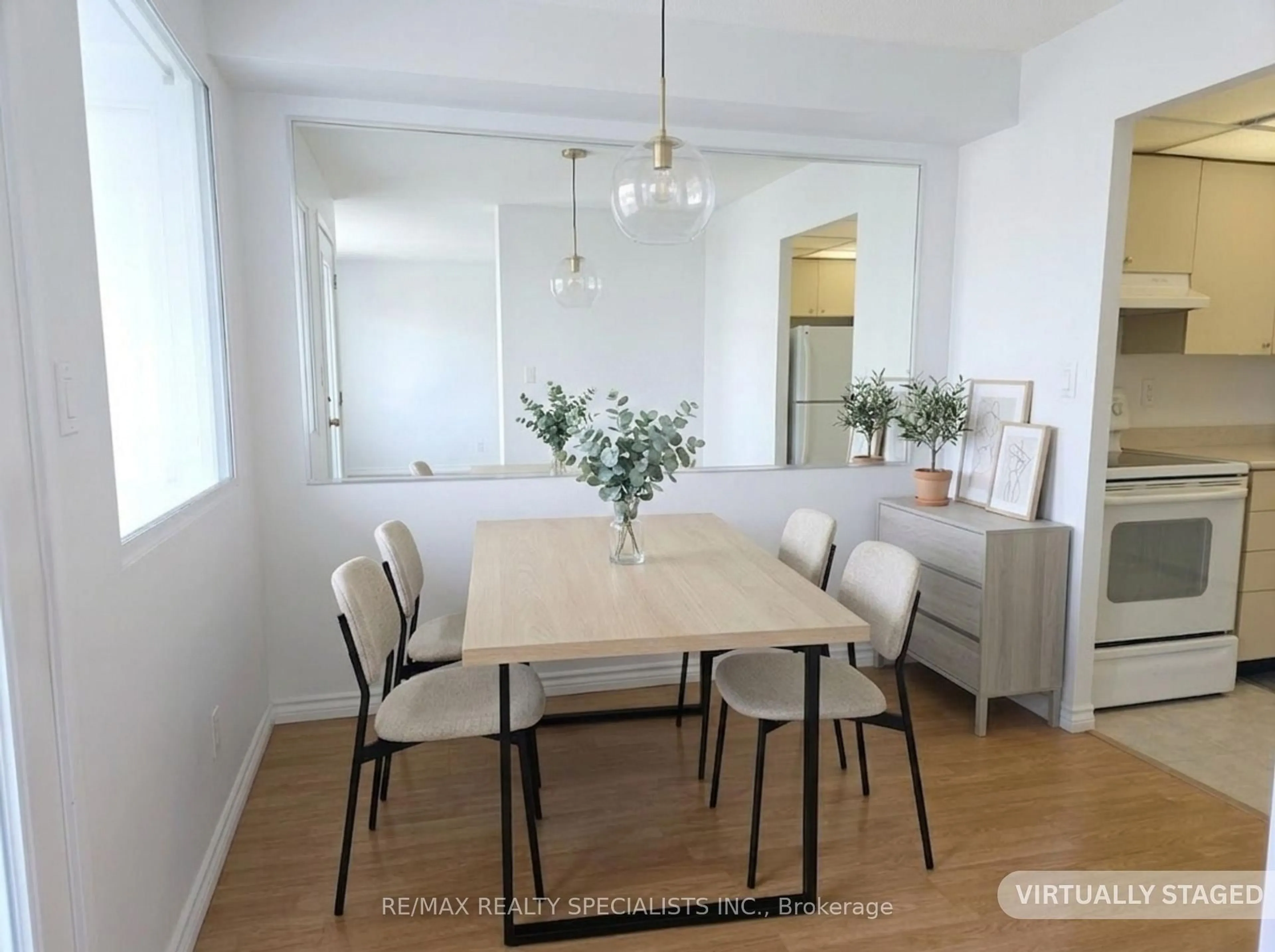 Dining room, wood/laminate floor for 145 Hillcrest Ave #1709, Mississauga Ontario L5B 3Z1