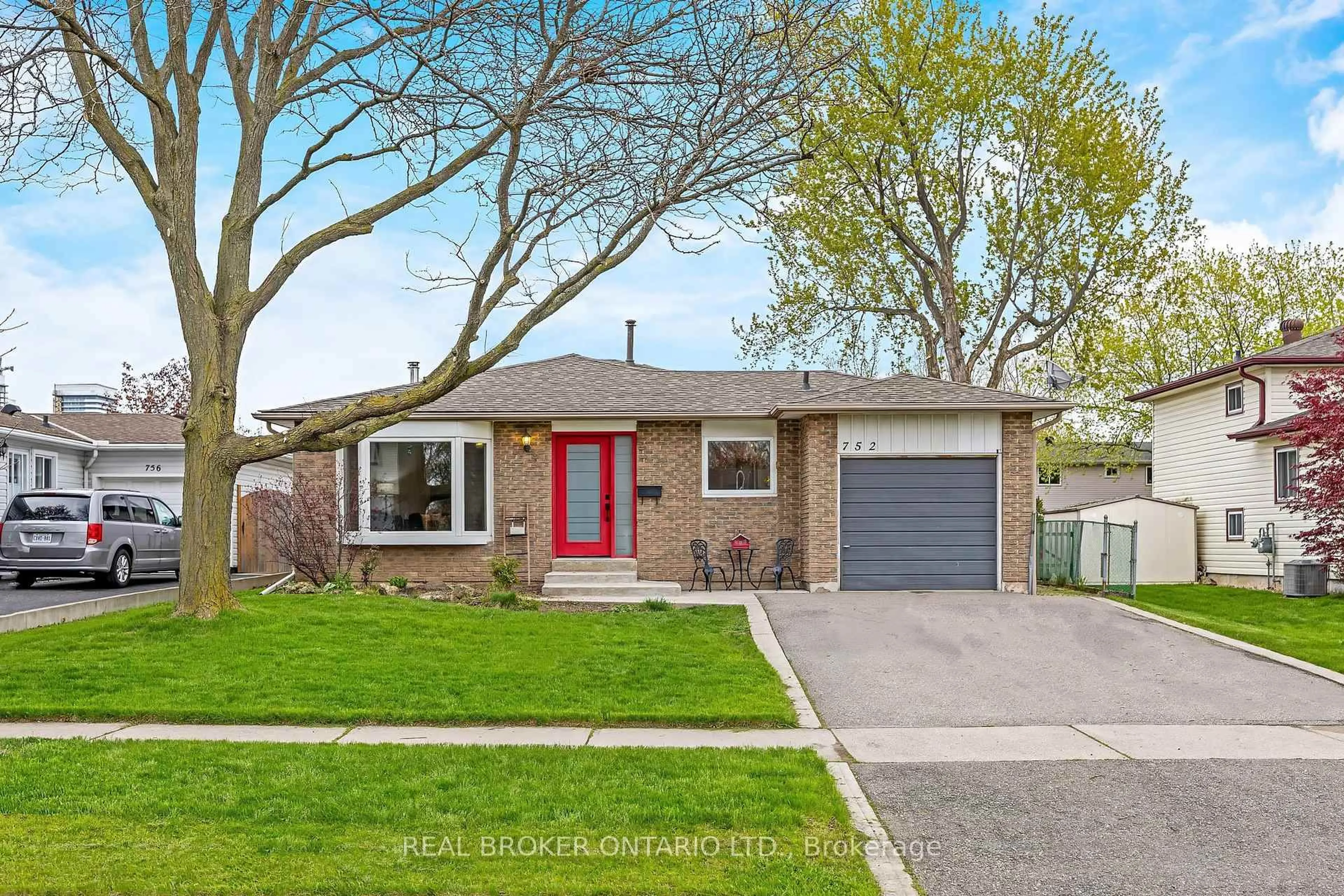 Home with brick exterior material, street for 752 Mackenzie Dr, Milton Ontario L9T 3M1