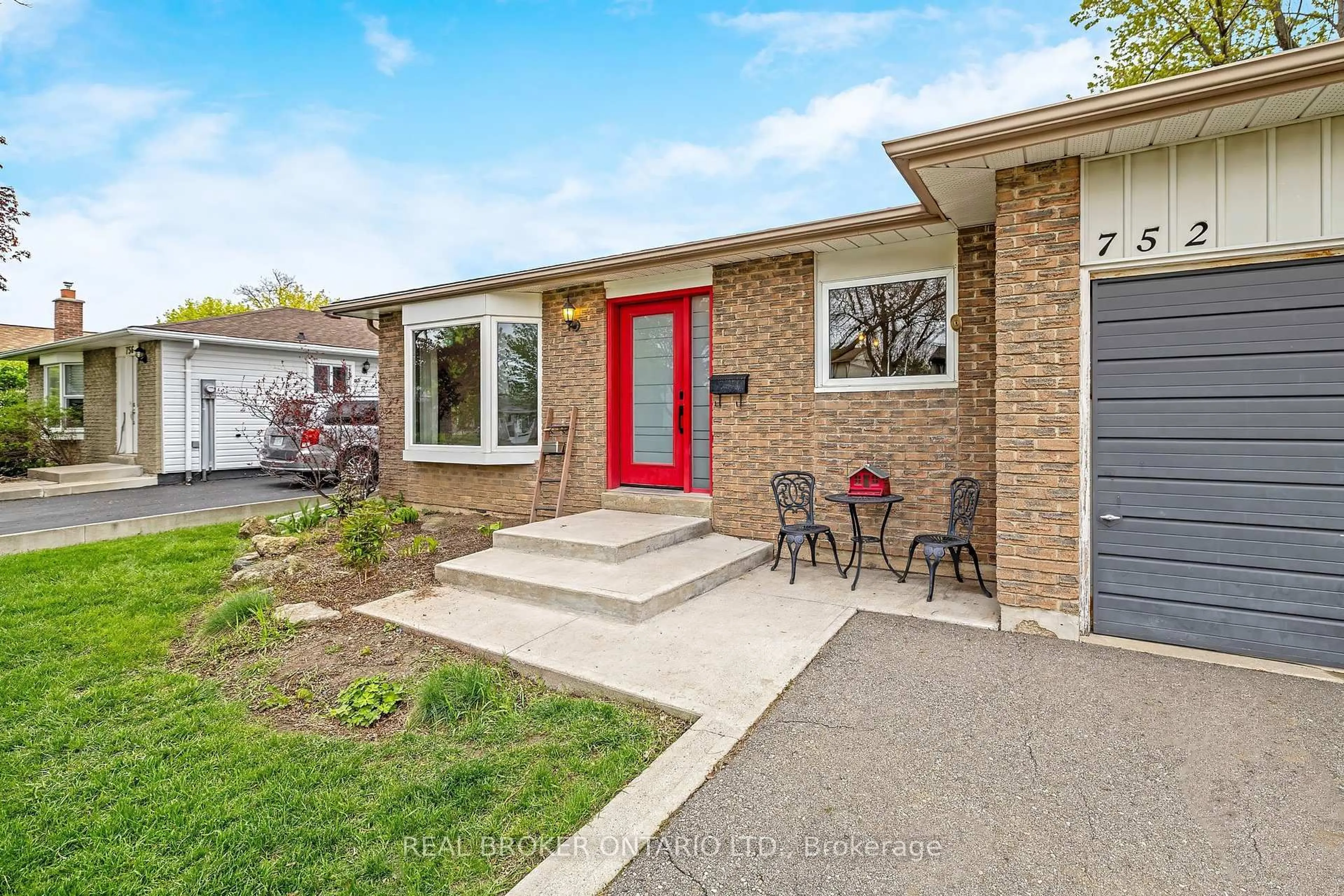 Home with brick exterior material, street for 752 Mackenzie Dr, Milton Ontario L9T 3M1