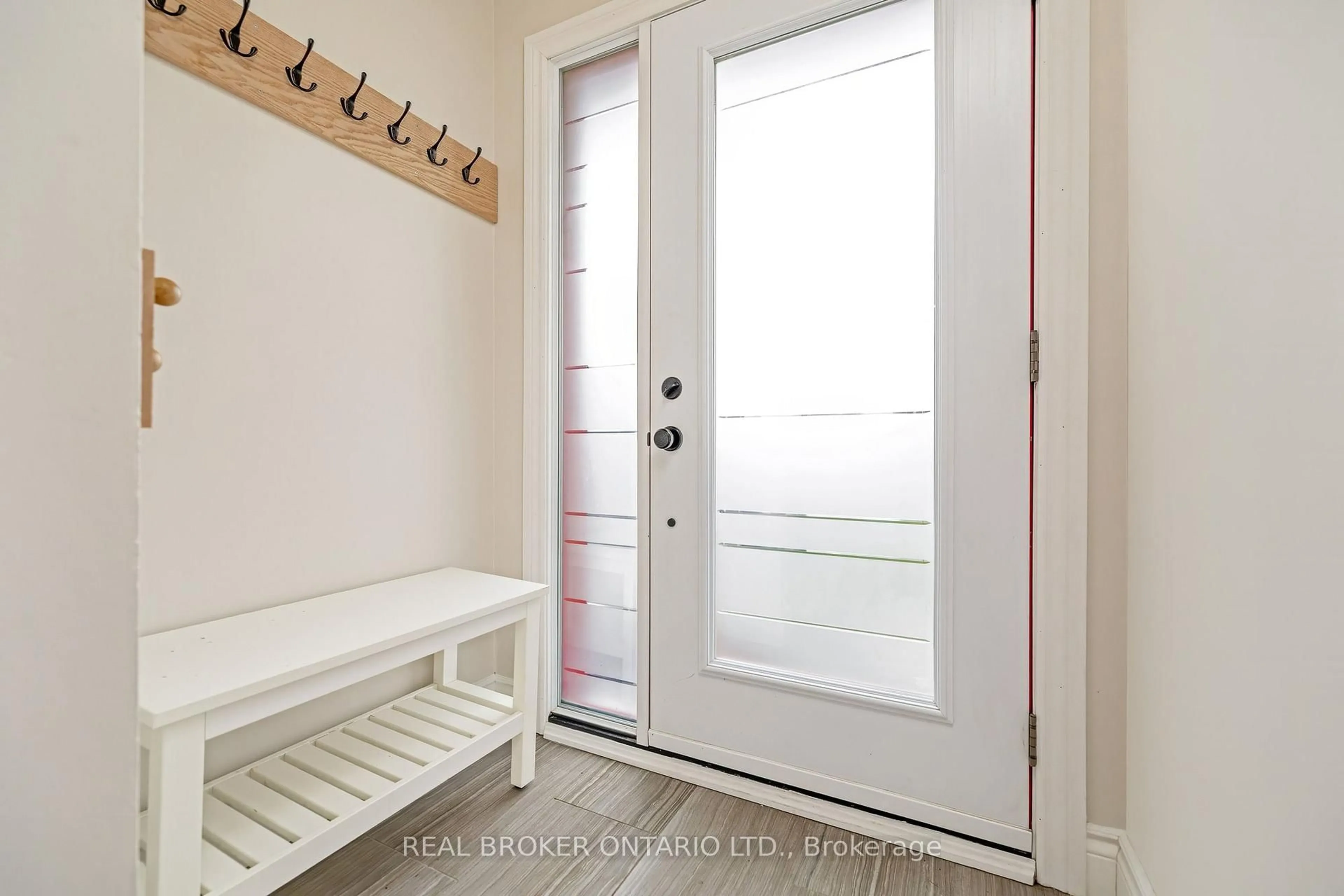 Indoor entryway for 752 Mackenzie Dr, Milton Ontario L9T 3M1