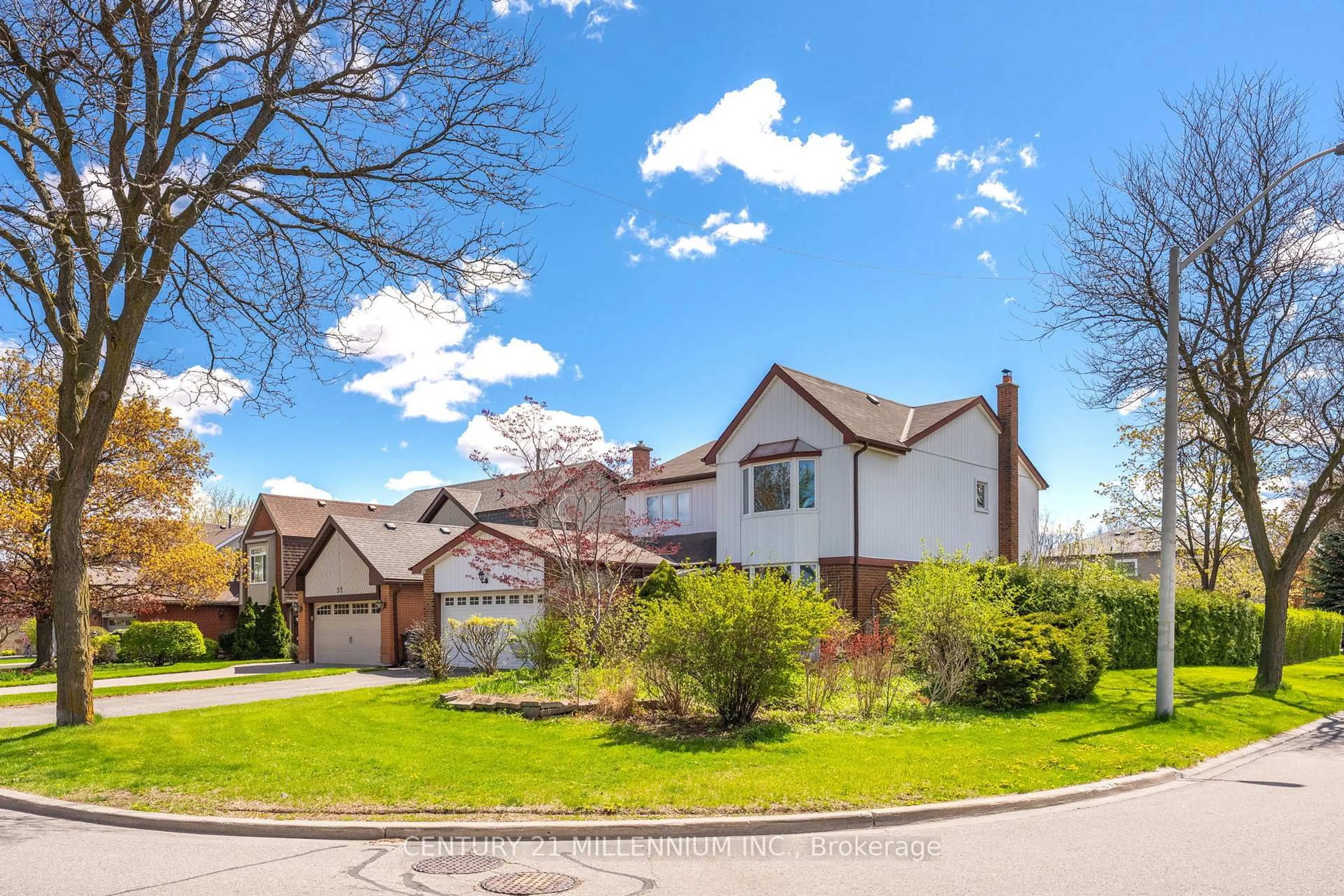 A pic from outside/outdoor area/front of a property/back of a property/a pic from drone, street for 30 Milford Cres, Brampton Ontario L6S 3E3