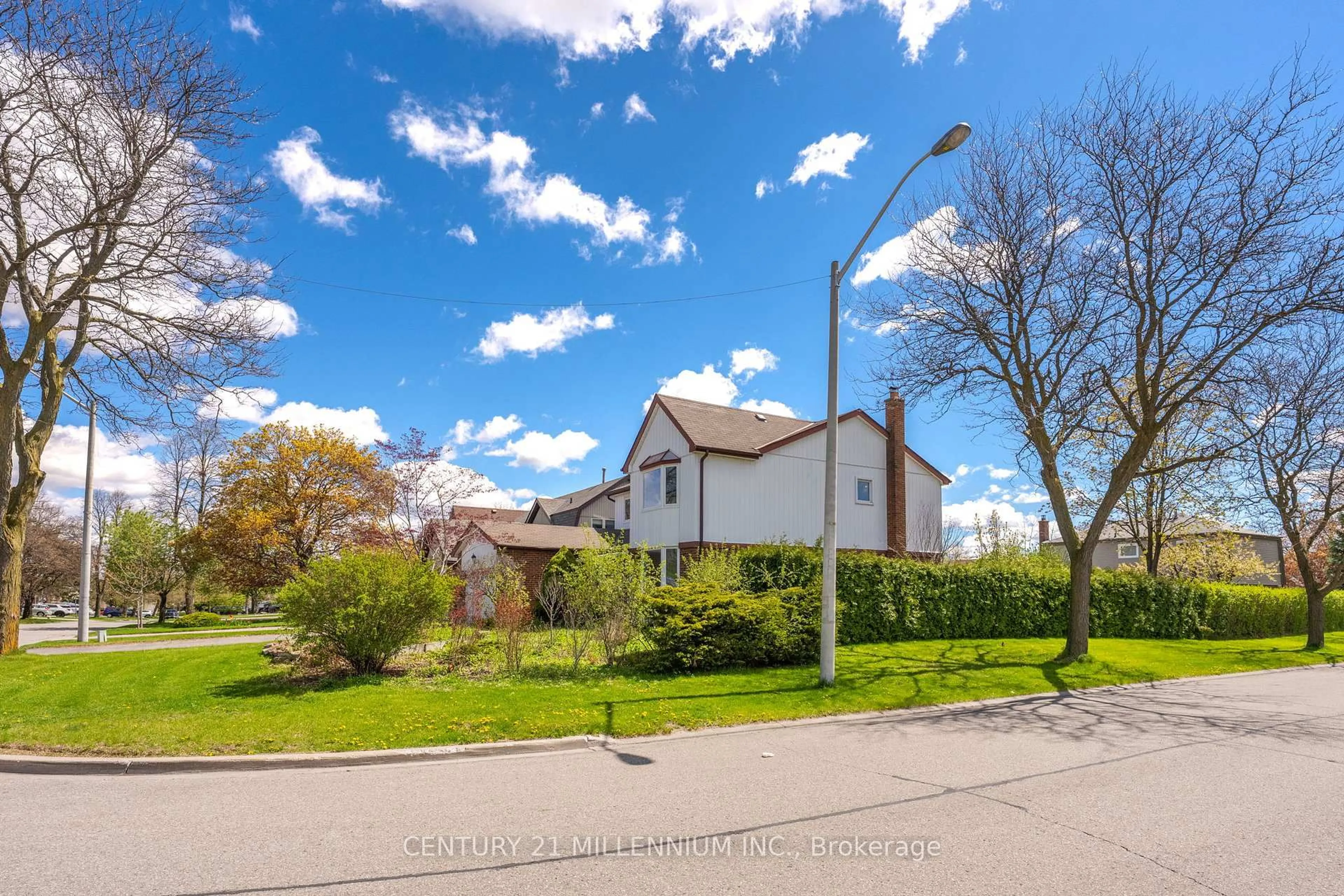 A pic from outside/outdoor area/front of a property/back of a property/a pic from drone, street for 30 Milford Cres, Brampton Ontario L6S 3E3