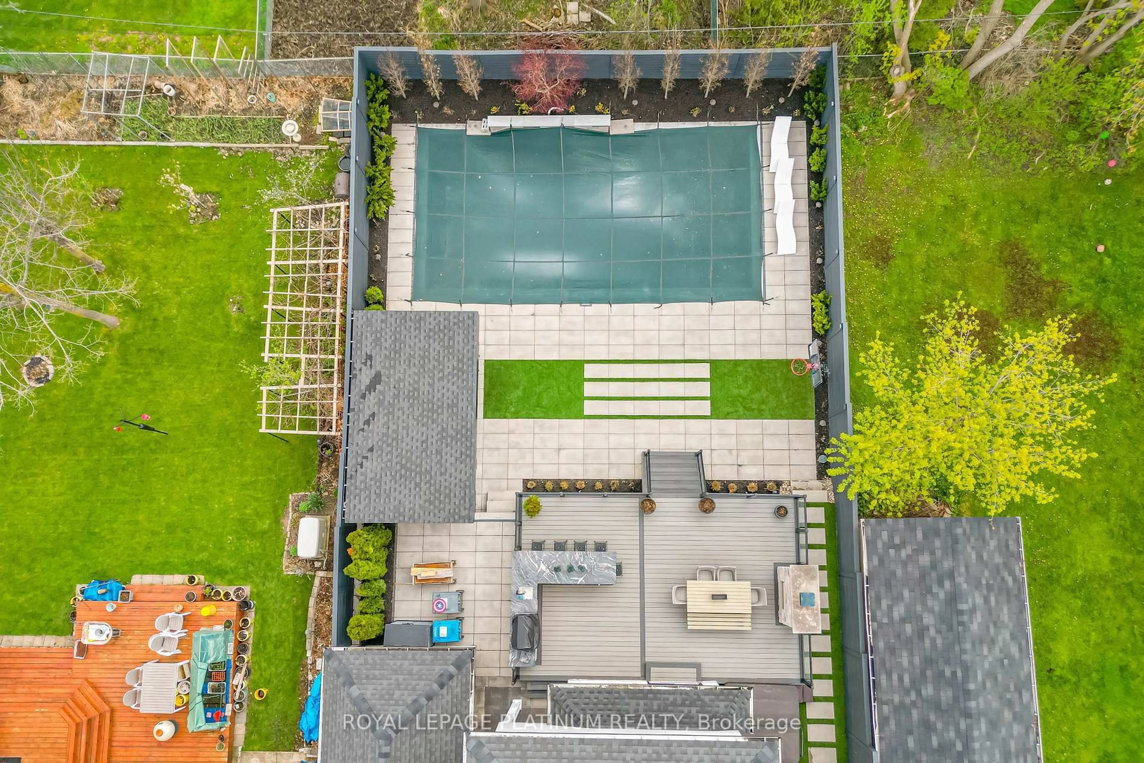 A pic from outside/outdoor area/front of a property/back of a property/a pic from drone, unknown for 13 Arch Rd, Mississauga Ontario L5M 1M4