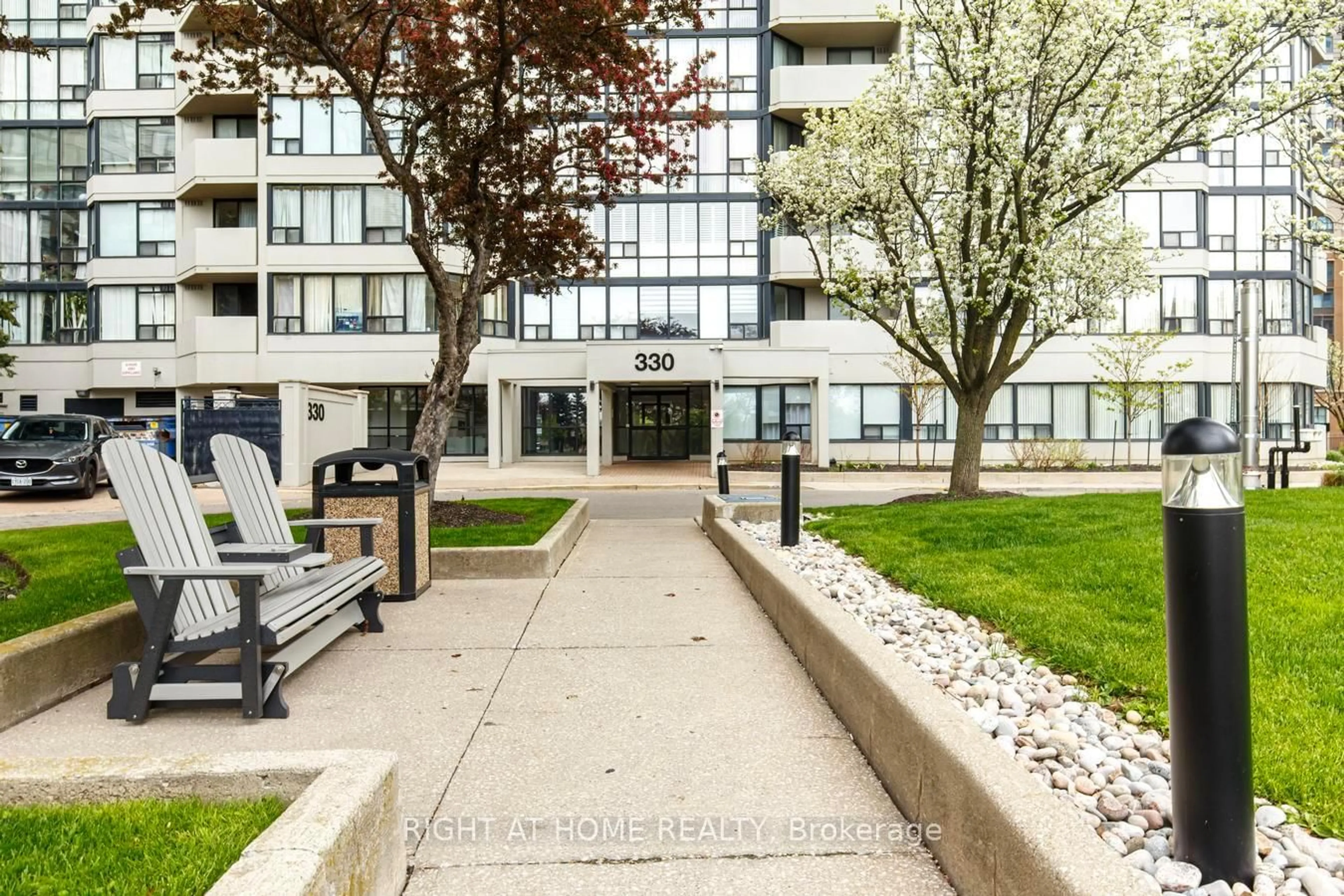 Patio, street for 330 Rathburn Rd #306, Mississauga Ontario L5B 3Y1