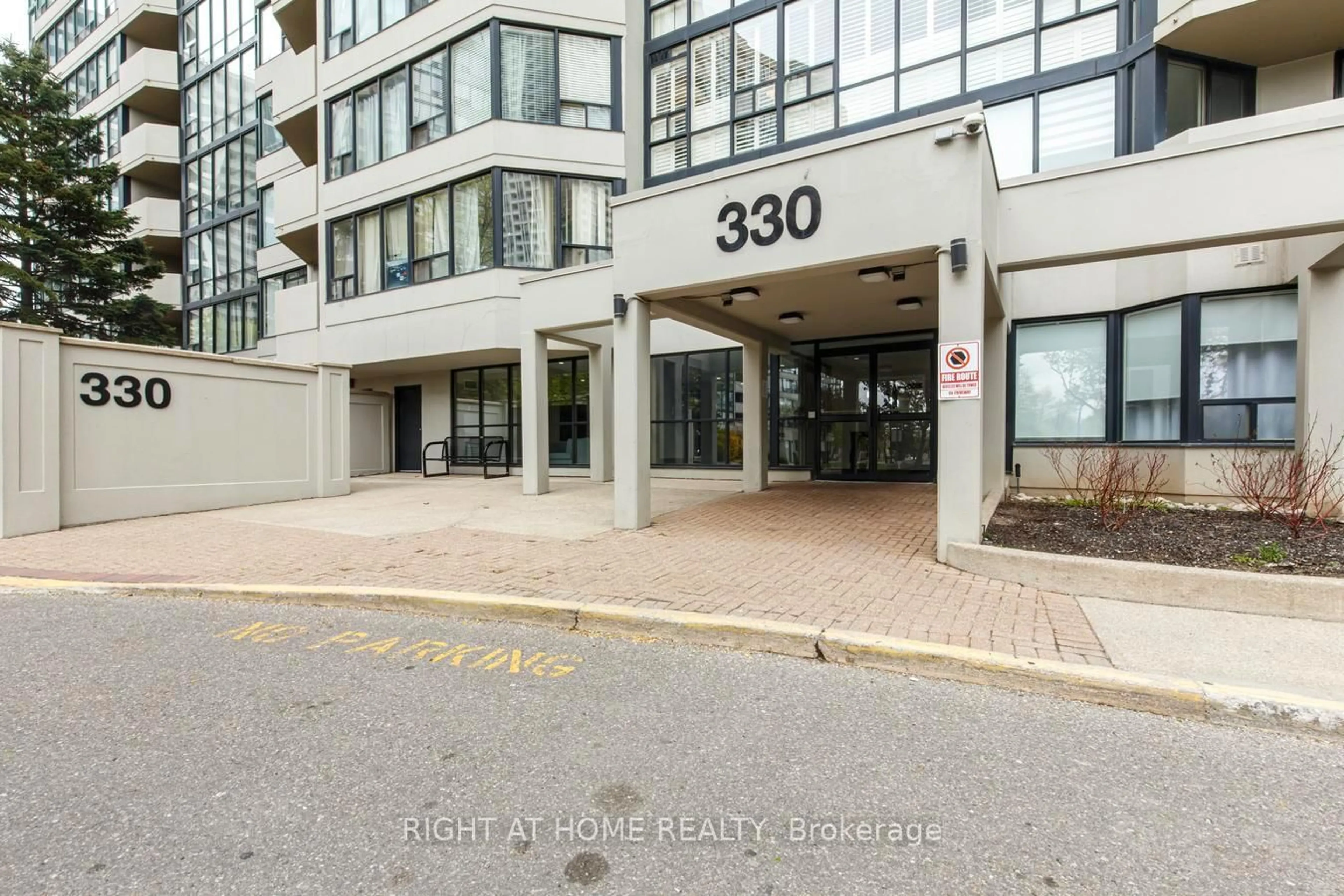 Indoor foyer for 330 Rathburn Rd #306, Mississauga Ontario L5B 3Y1