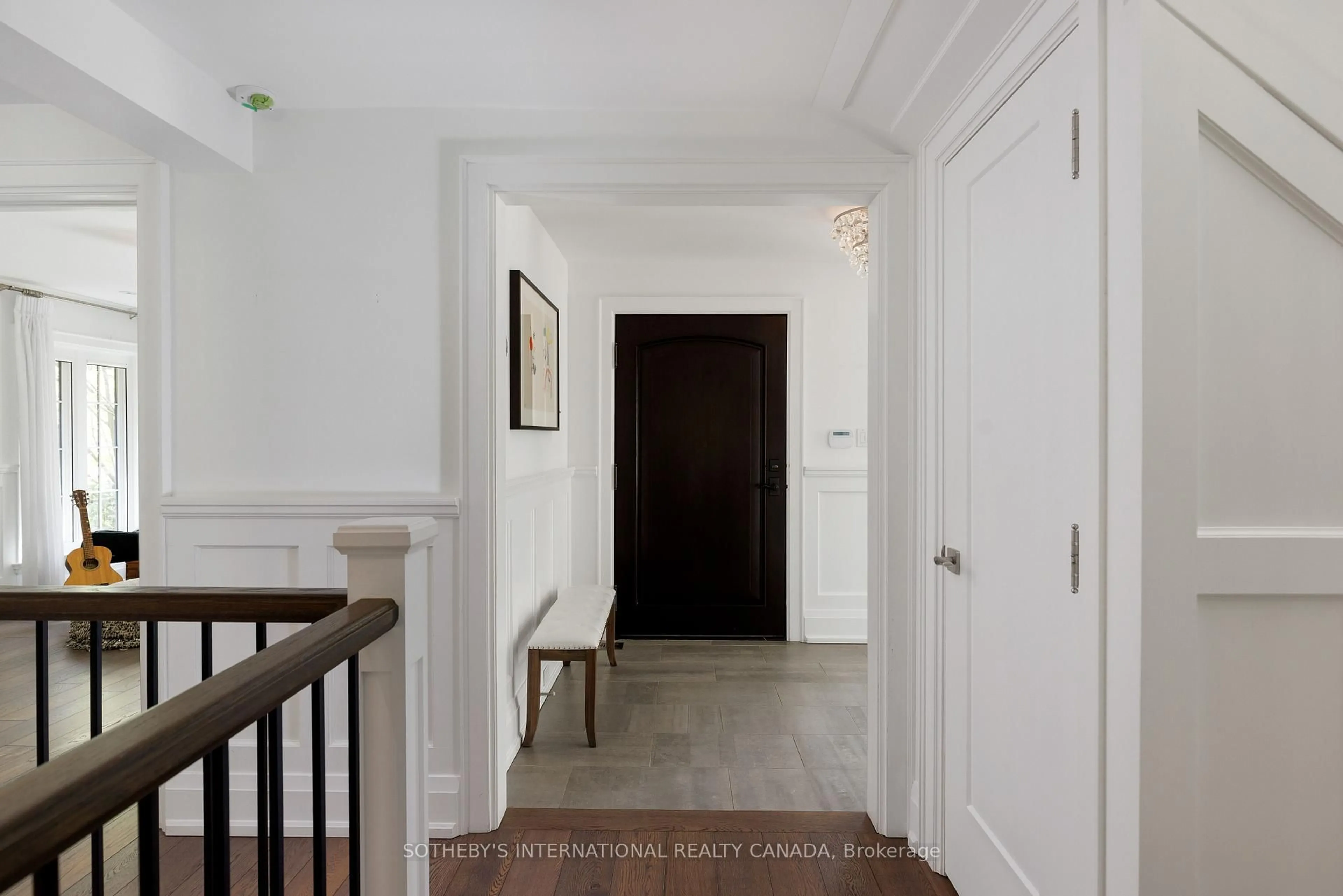 Indoor entryway for 10 Queen Mary's Dr, Toronto Ontario M8X 1S2