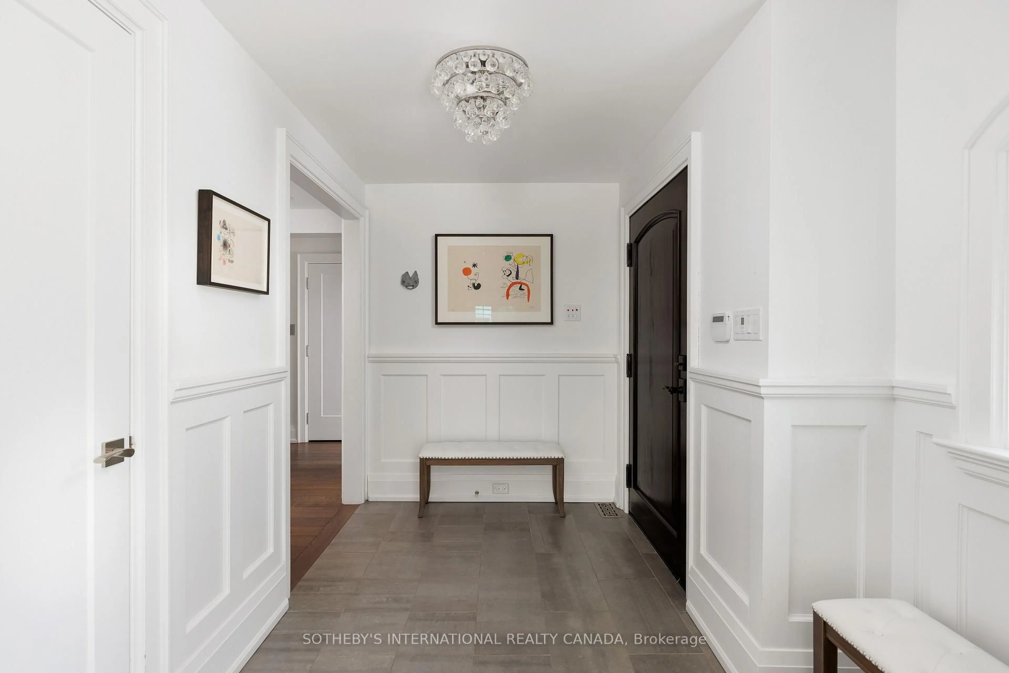 Indoor foyer for 10 Queen Mary's Dr, Toronto Ontario M8X 1S2