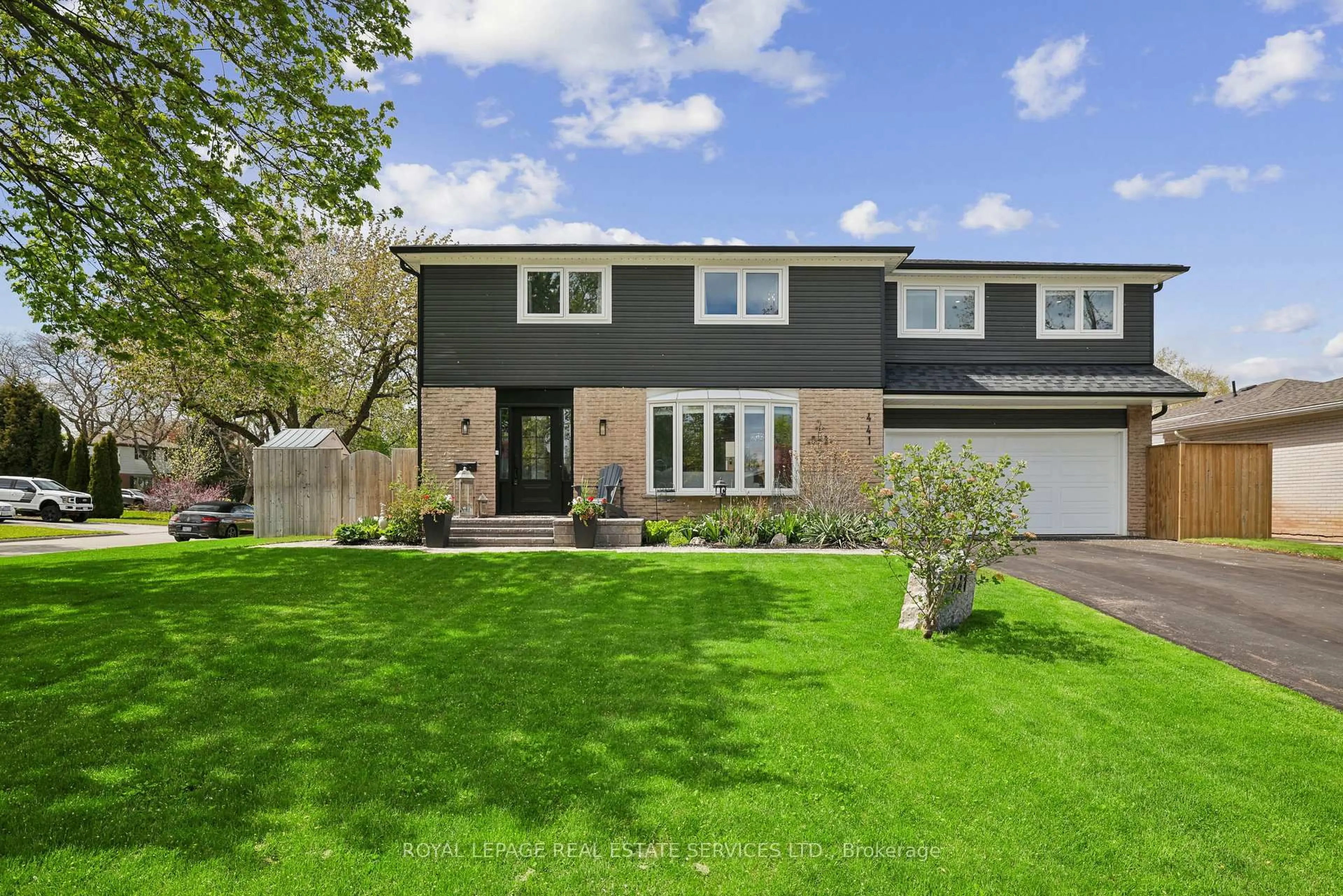 A pic from outside/outdoor area/front of a property/back of a property/a pic from drone, street for 441 Withnell Cres, Oakville Ontario L6L 3M1