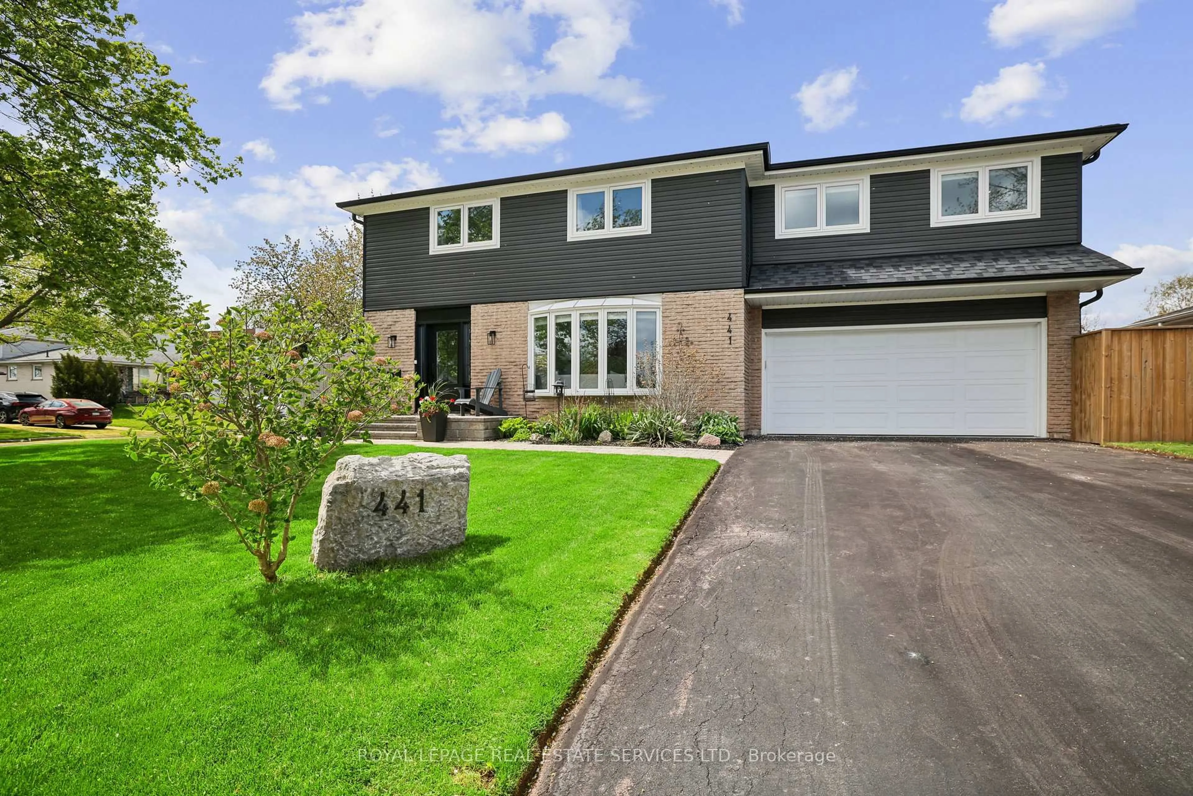 A pic from outside/outdoor area/front of a property/back of a property/a pic from drone, street for 441 Withnell Cres, Oakville Ontario L6L 3M1