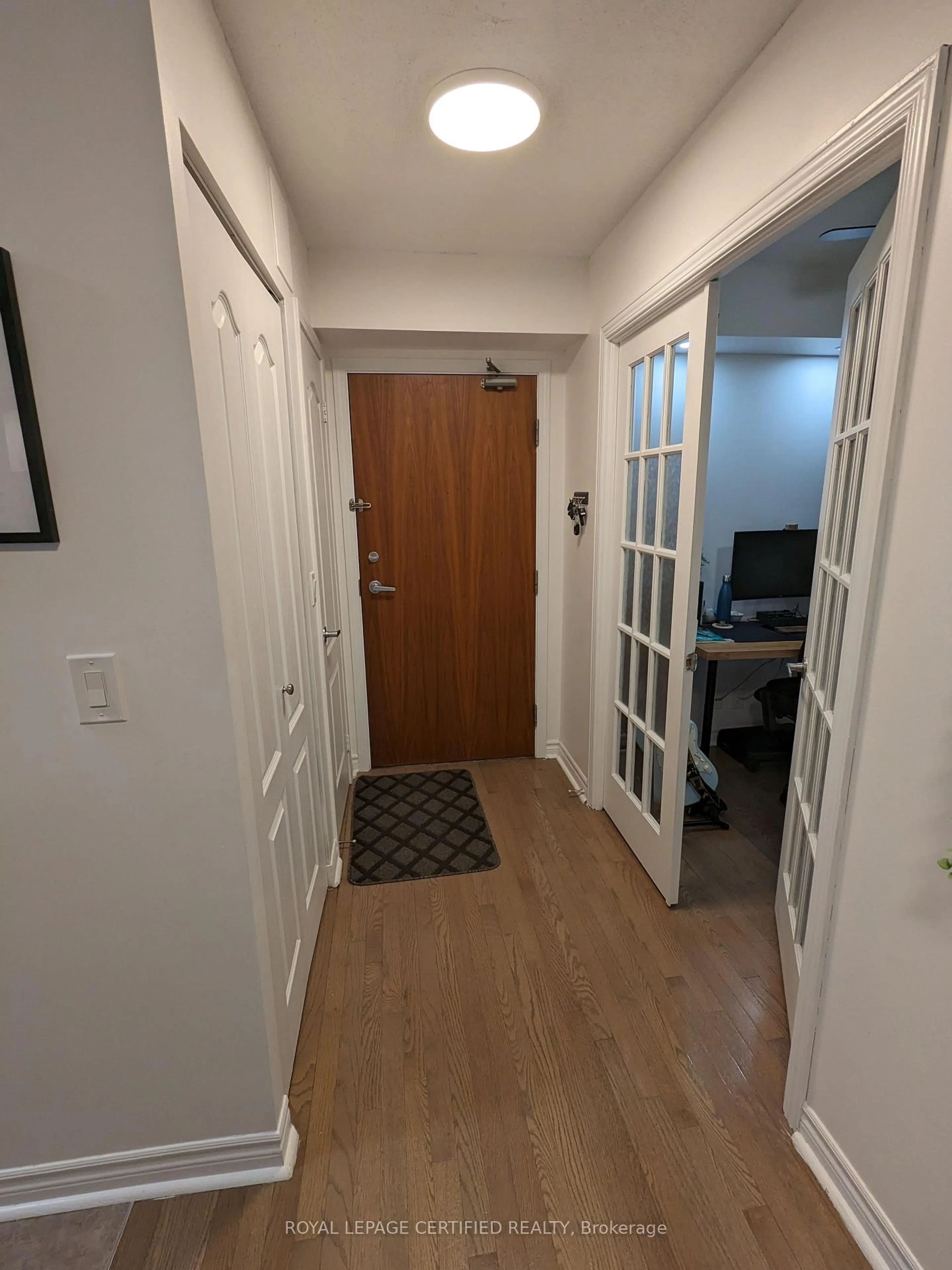 Indoor entryway for 1 Elm Dr #1410, Mississauga Ontario L5B 4M1