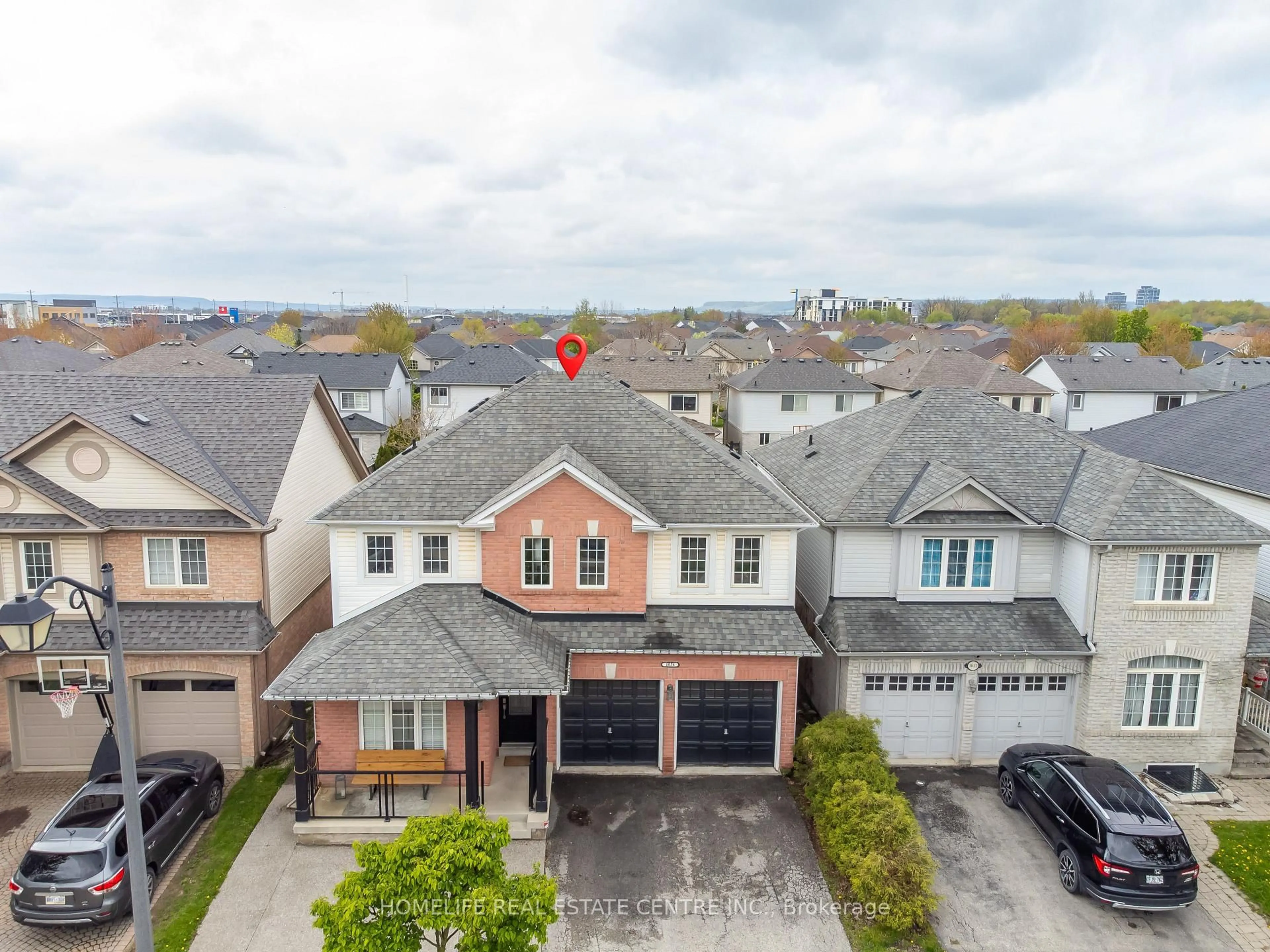 A pic from outside/outdoor area/front of a property/back of a property/a pic from drone, street for 1034 Freeman Tr, Milton Ontario L9T 5T3