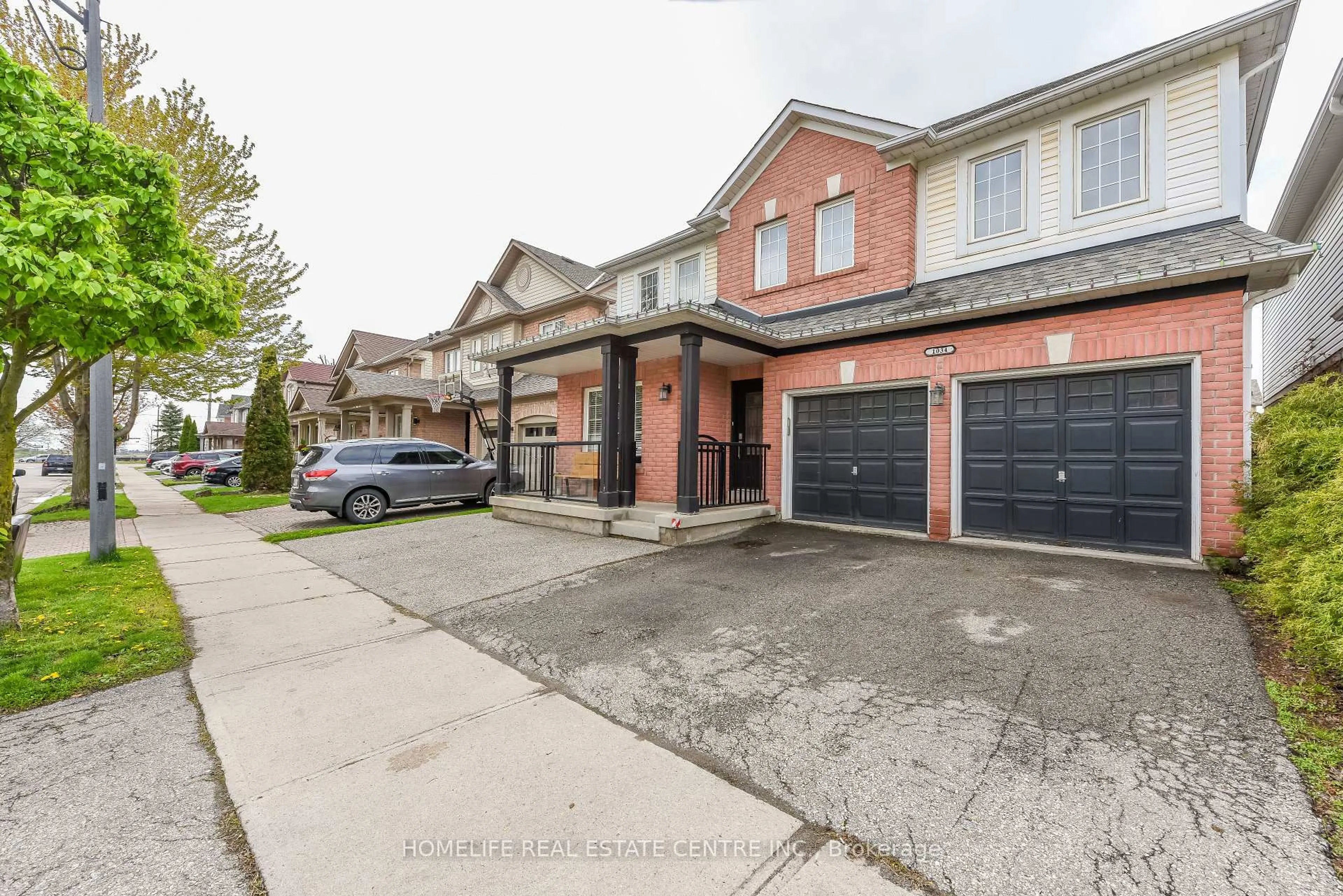 A pic from outside/outdoor area/front of a property/back of a property/a pic from drone, street for 1034 Freeman Tr, Milton Ontario L9T 5T3