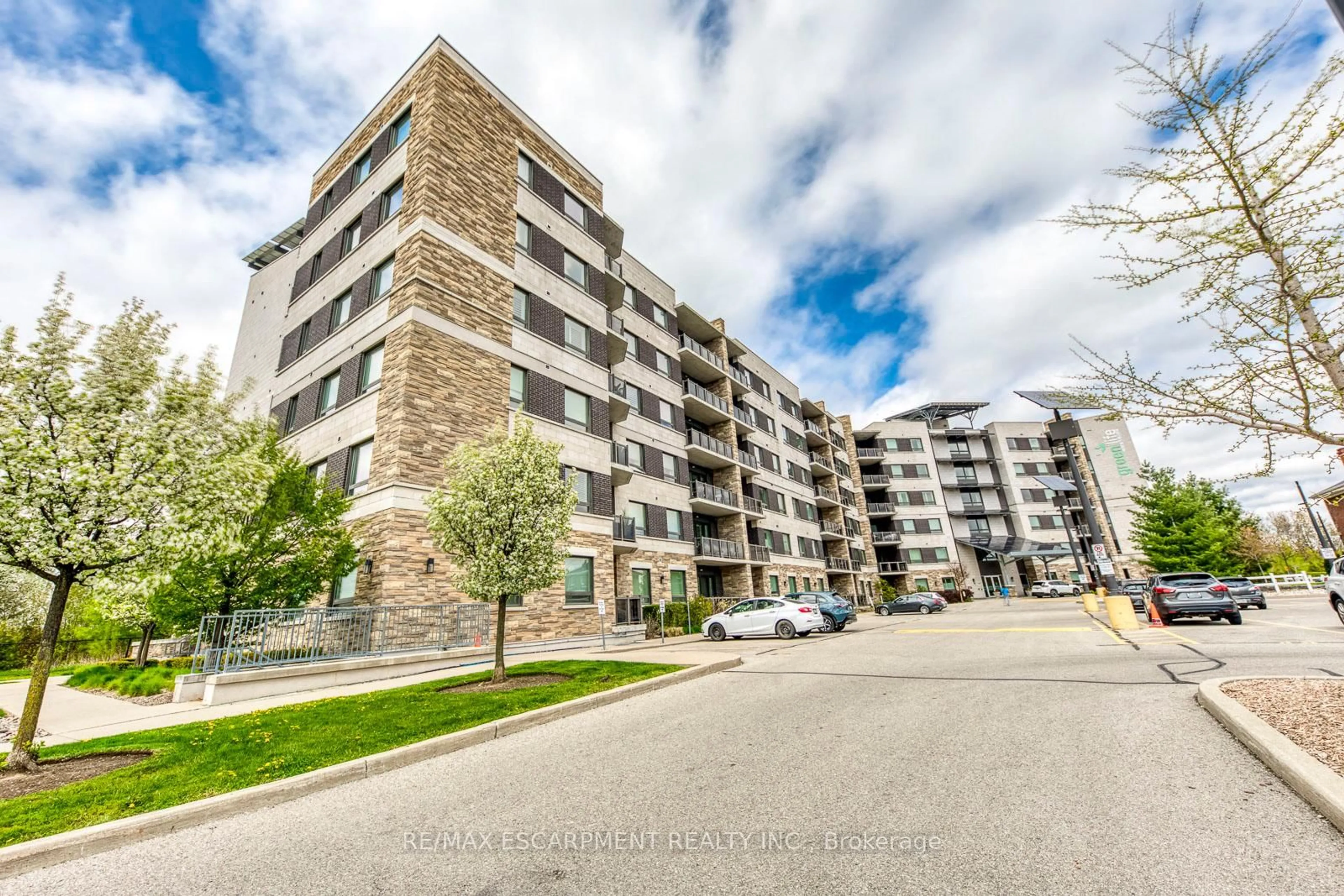 A pic from outside/outdoor area/front of a property/back of a property/a pic from drone, building for 33 WHITMER St #217, Milton Ontario L9T 8P9