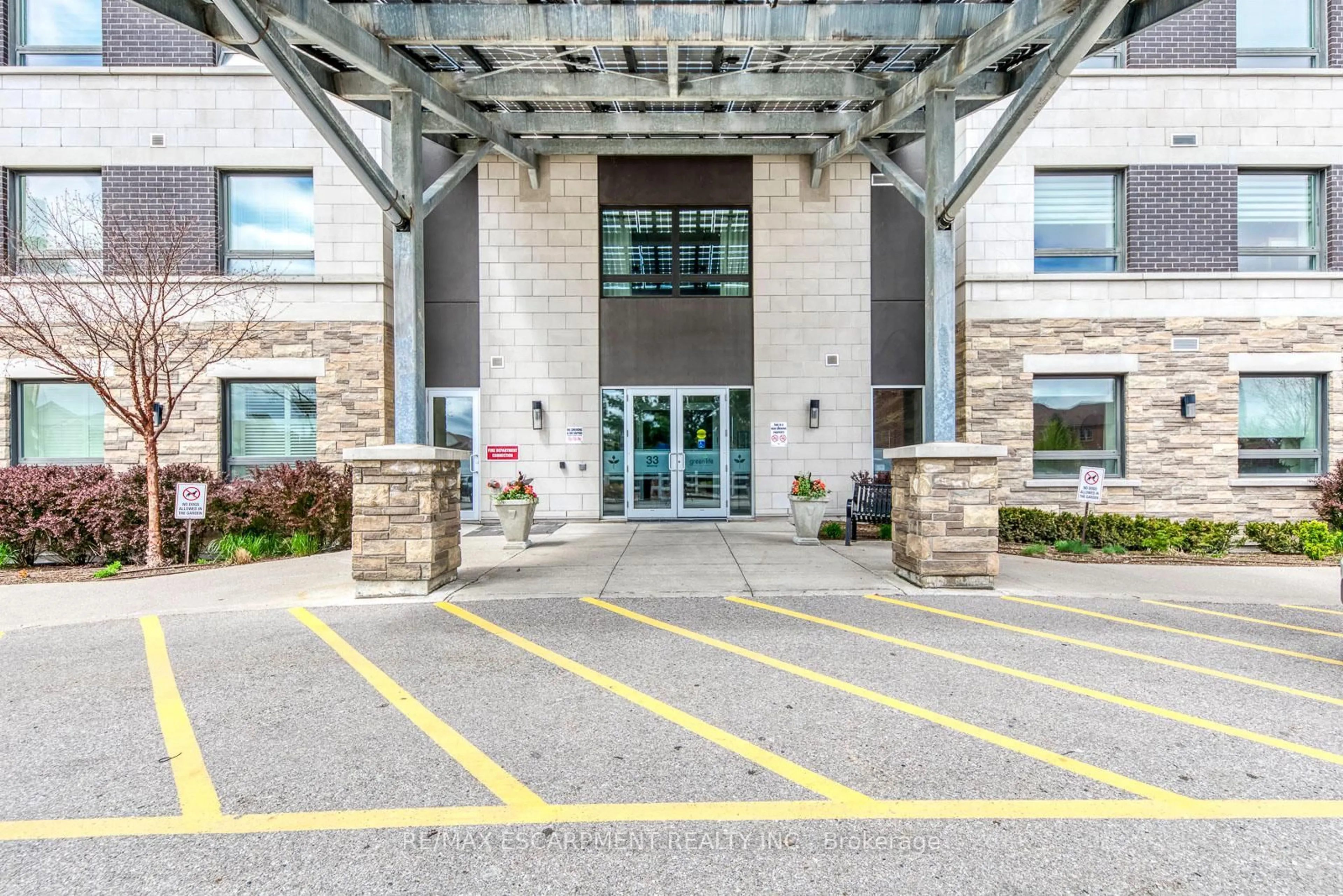 Indoor foyer for 33 WHITMER St #217, Milton Ontario L9T 8P9