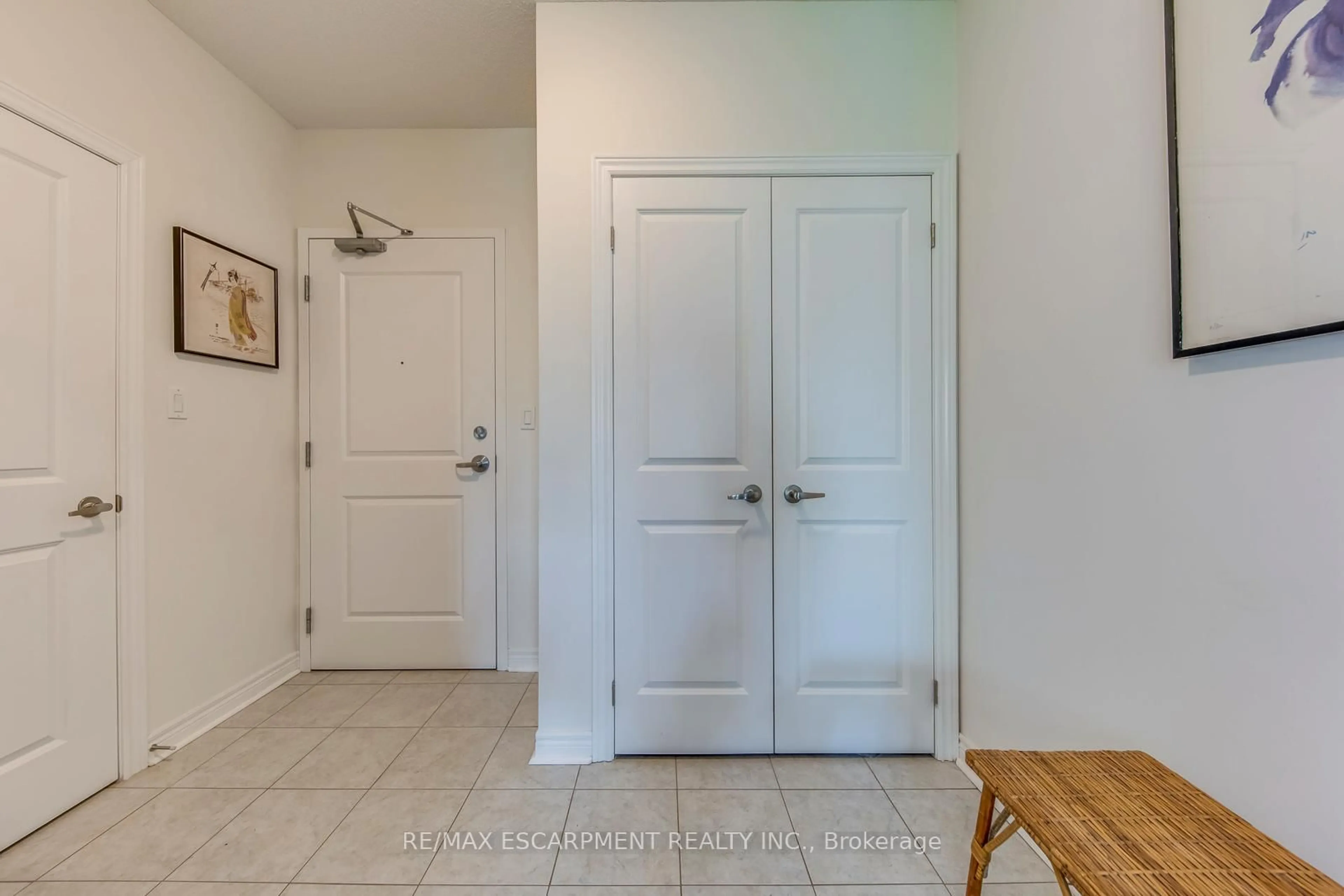Indoor entryway for 33 WHITMER St #217, Milton Ontario L9T 8P9