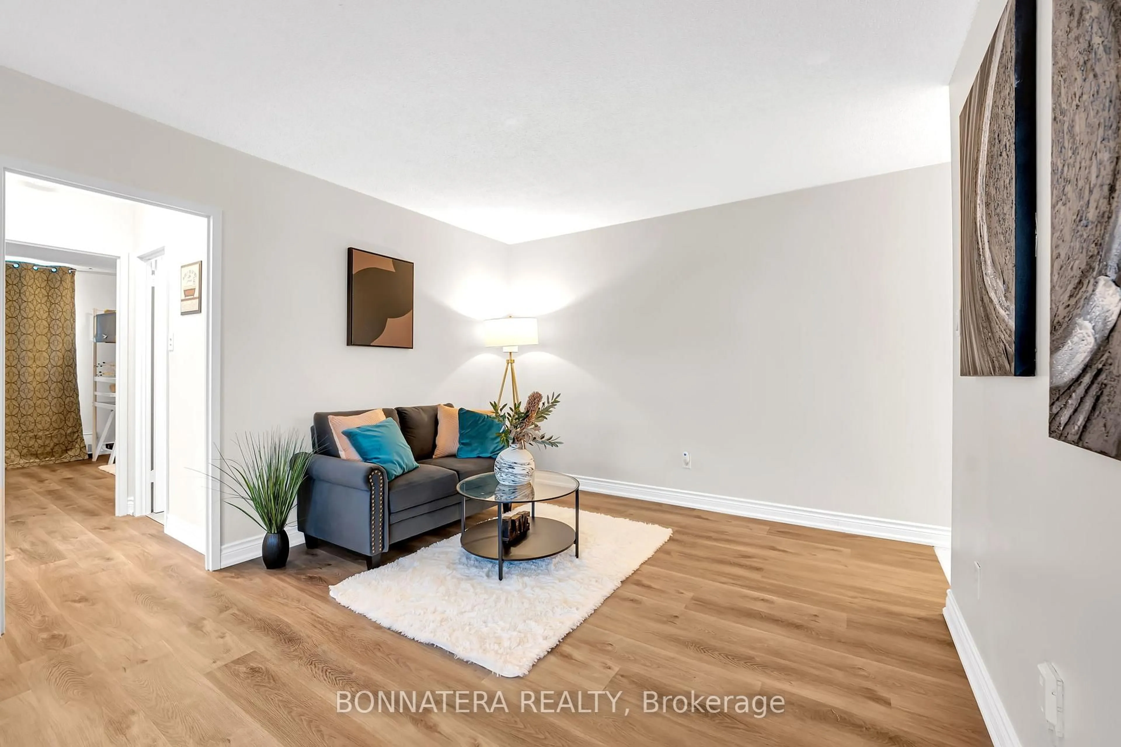 A pic of a room for 3065 Queen Frederica Dr #905, Mississauga Ontario L4Y 3A3