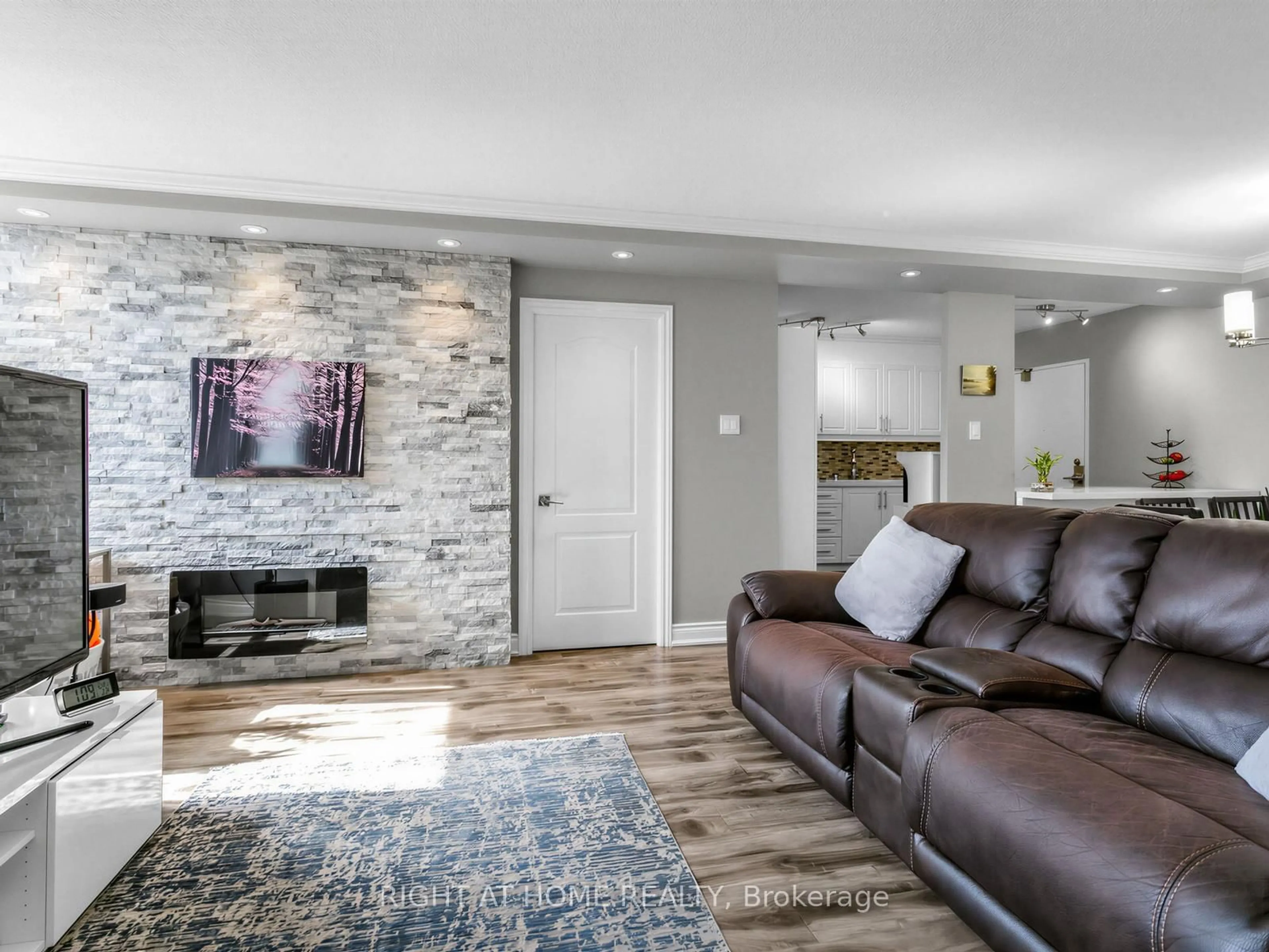 Living room with furniture, unknown for 20 Mississauga Valley Blvd #1509, Mississauga Ontario L5A 3S1