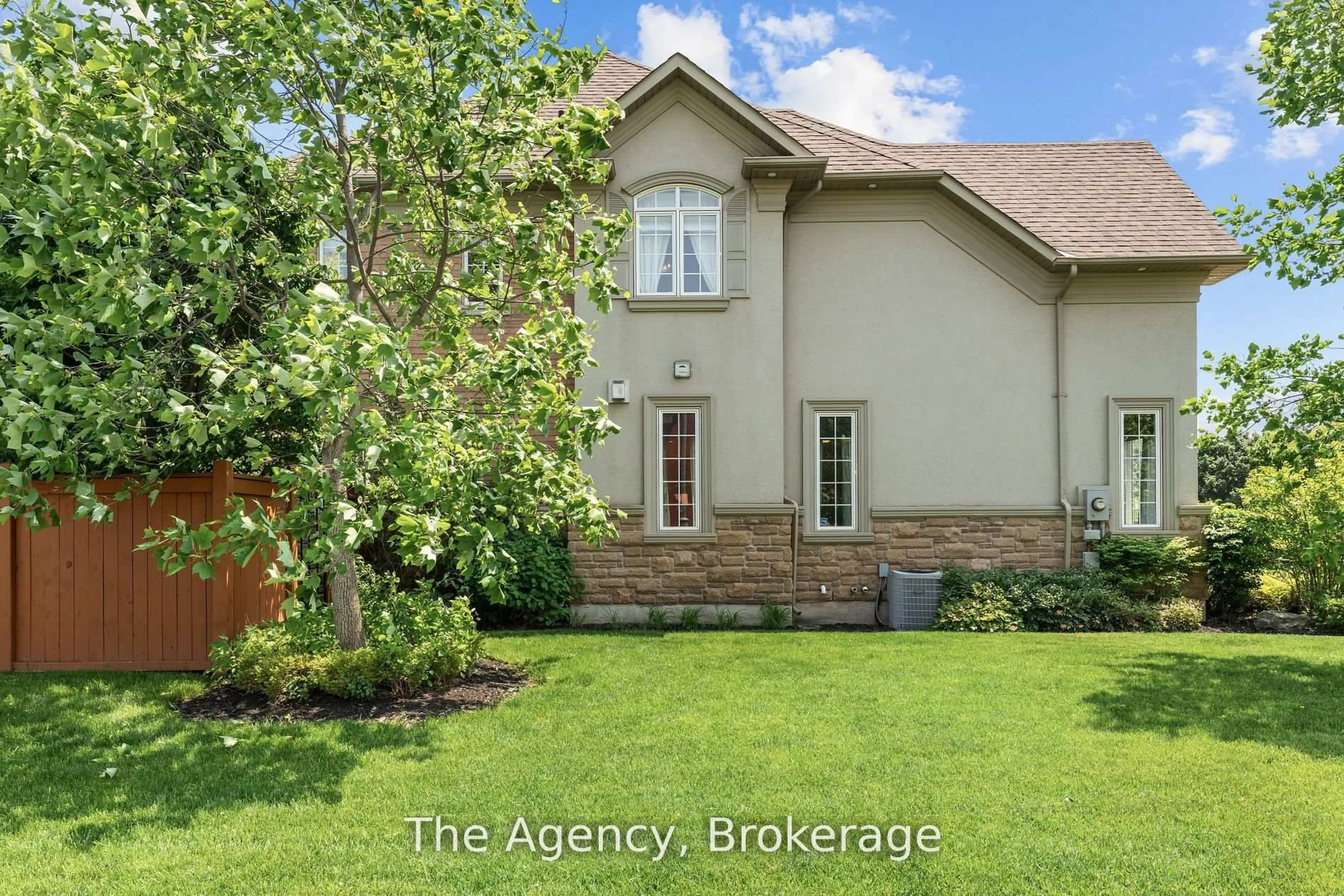 A pic from outside/outdoor area/front of a property/back of a property/a pic from drone, street for 297 Fritillary St, Oakville Ontario L6L 6W7