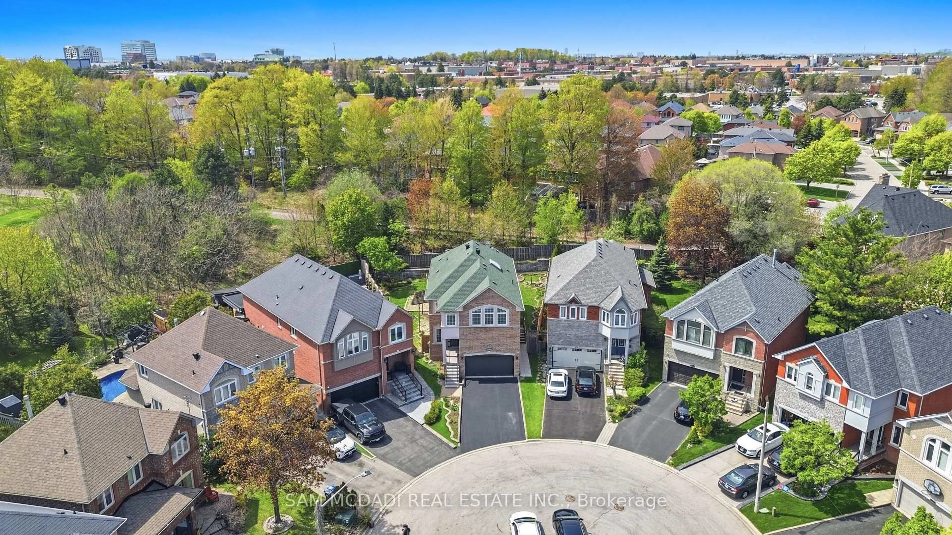 A pic from outside/outdoor area/front of a property/back of a property/a pic from drone, street for 5532 Windy Hill Crt, Mississauga Ontario L4Z 3W4