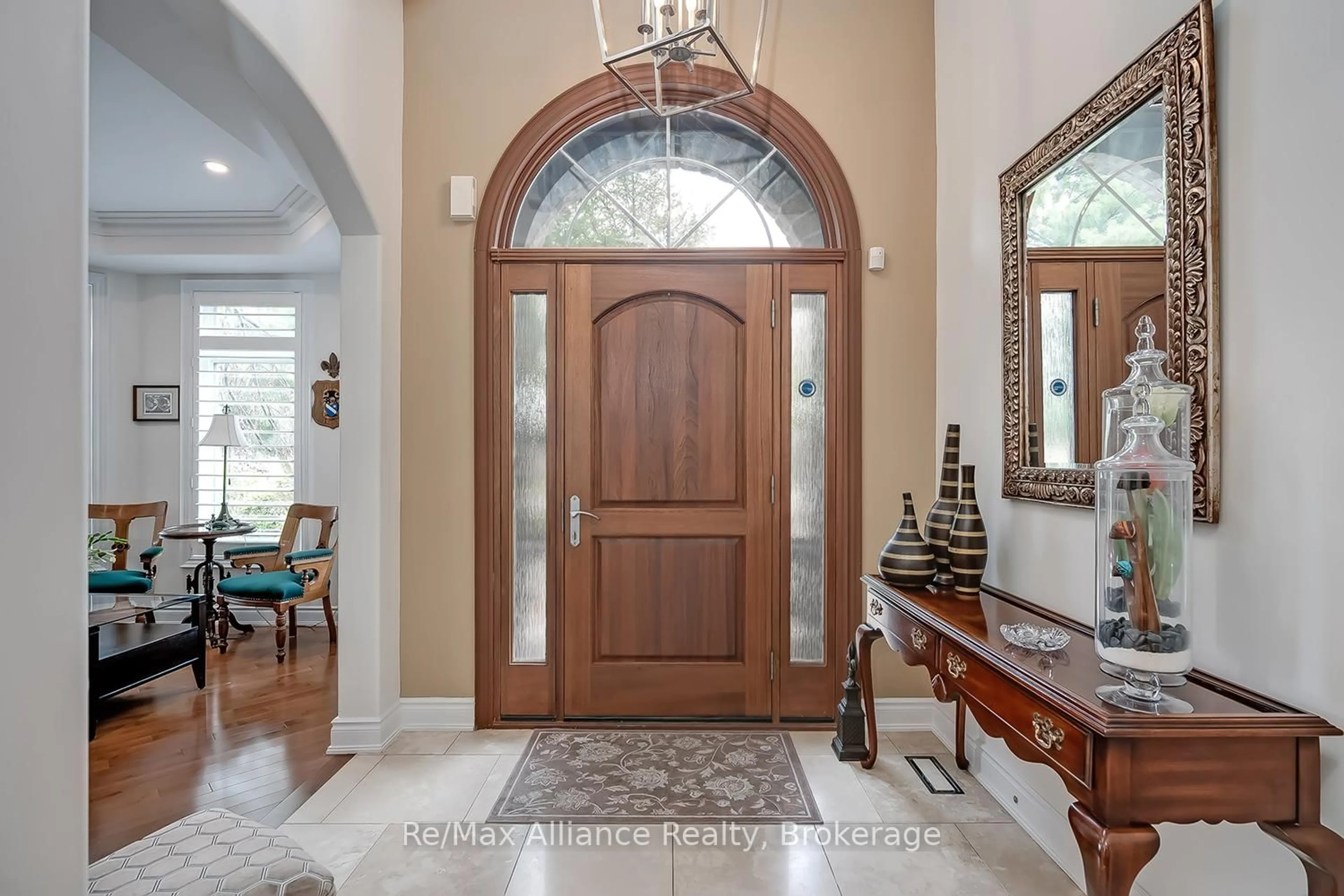 Indoor entryway for 203 Burloak Dr, Oakville Ontario L6L 6T6
