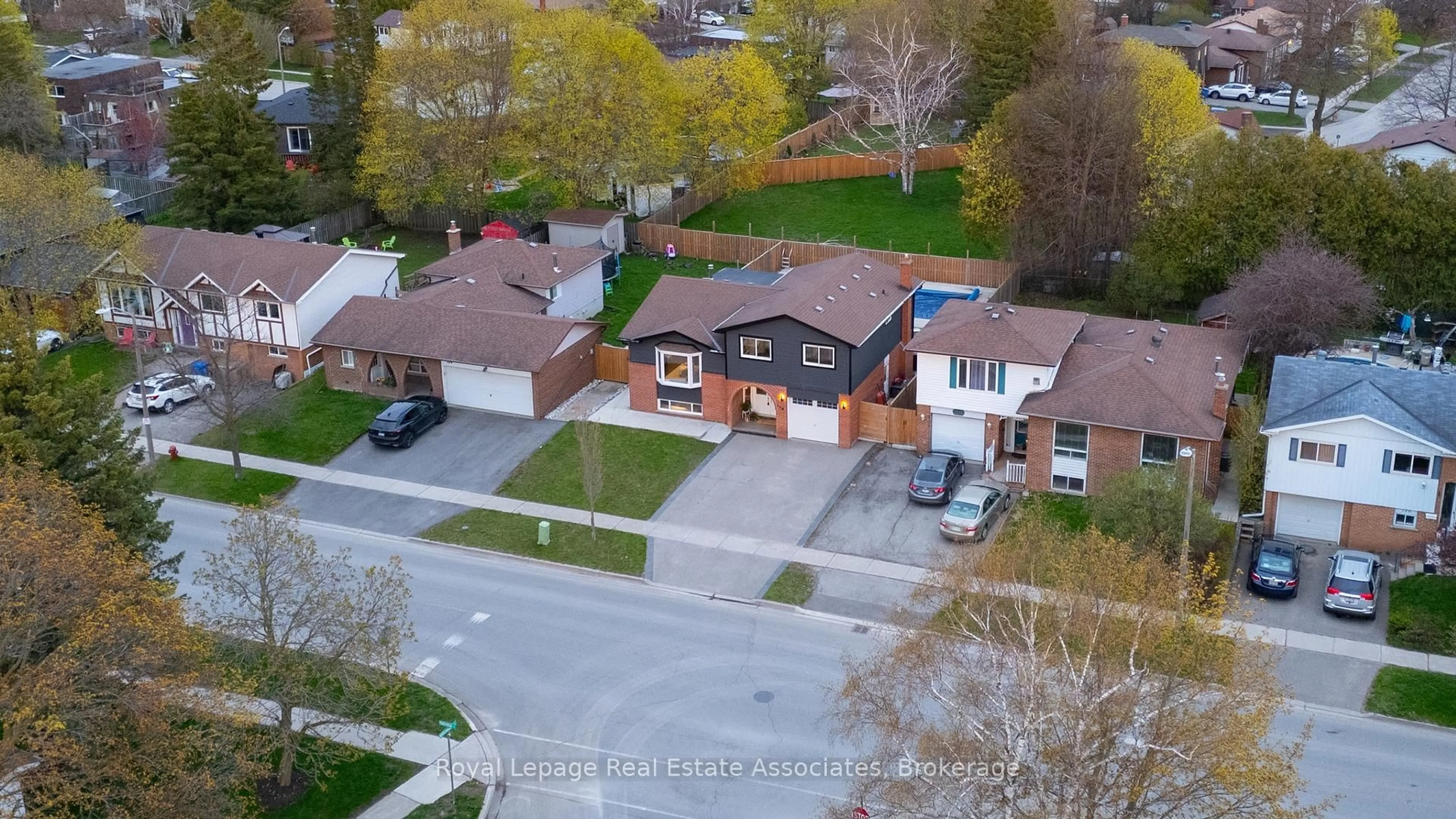 A pic from outside/outdoor area/front of a property/back of a property/a pic from drone, street for 118 Parkview Dr, Orangeville Ontario L9W 3J2
