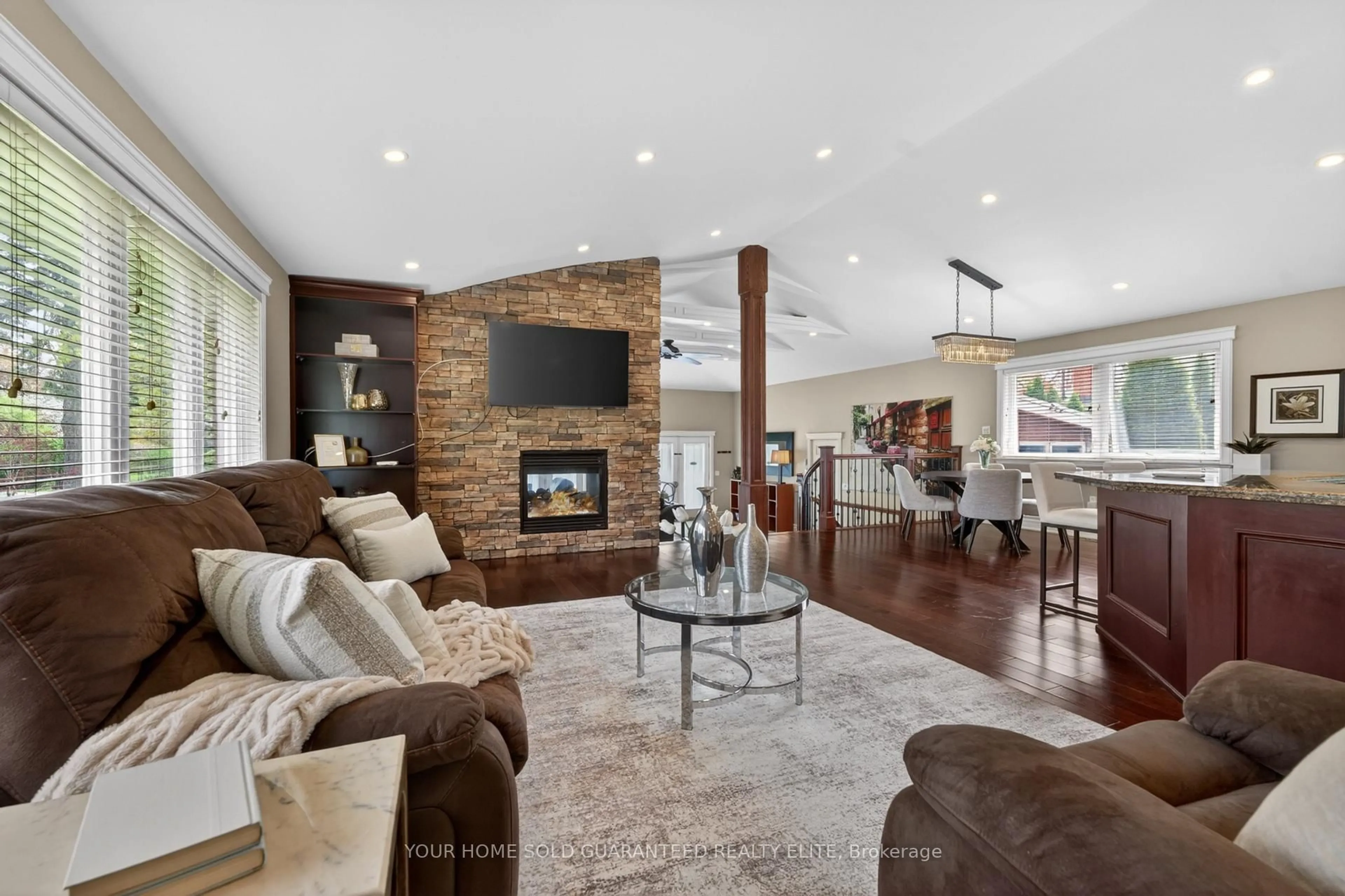 Living room with furniture, unknown for 632 Ellengale Rd, Burlington Ontario L7T 3N8