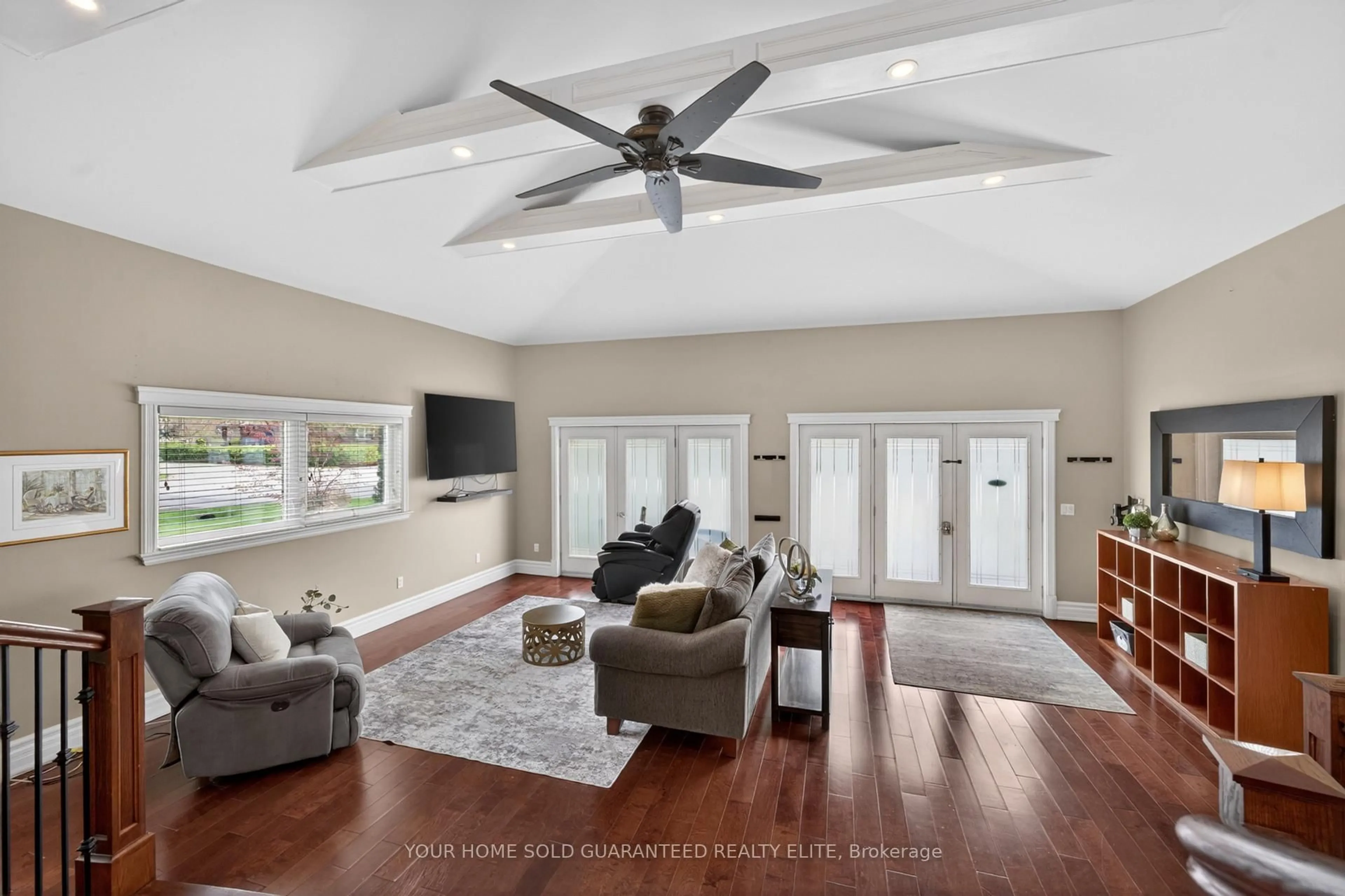 Living room with furniture, unknown for 632 Ellengale Rd, Burlington Ontario L7T 3N8