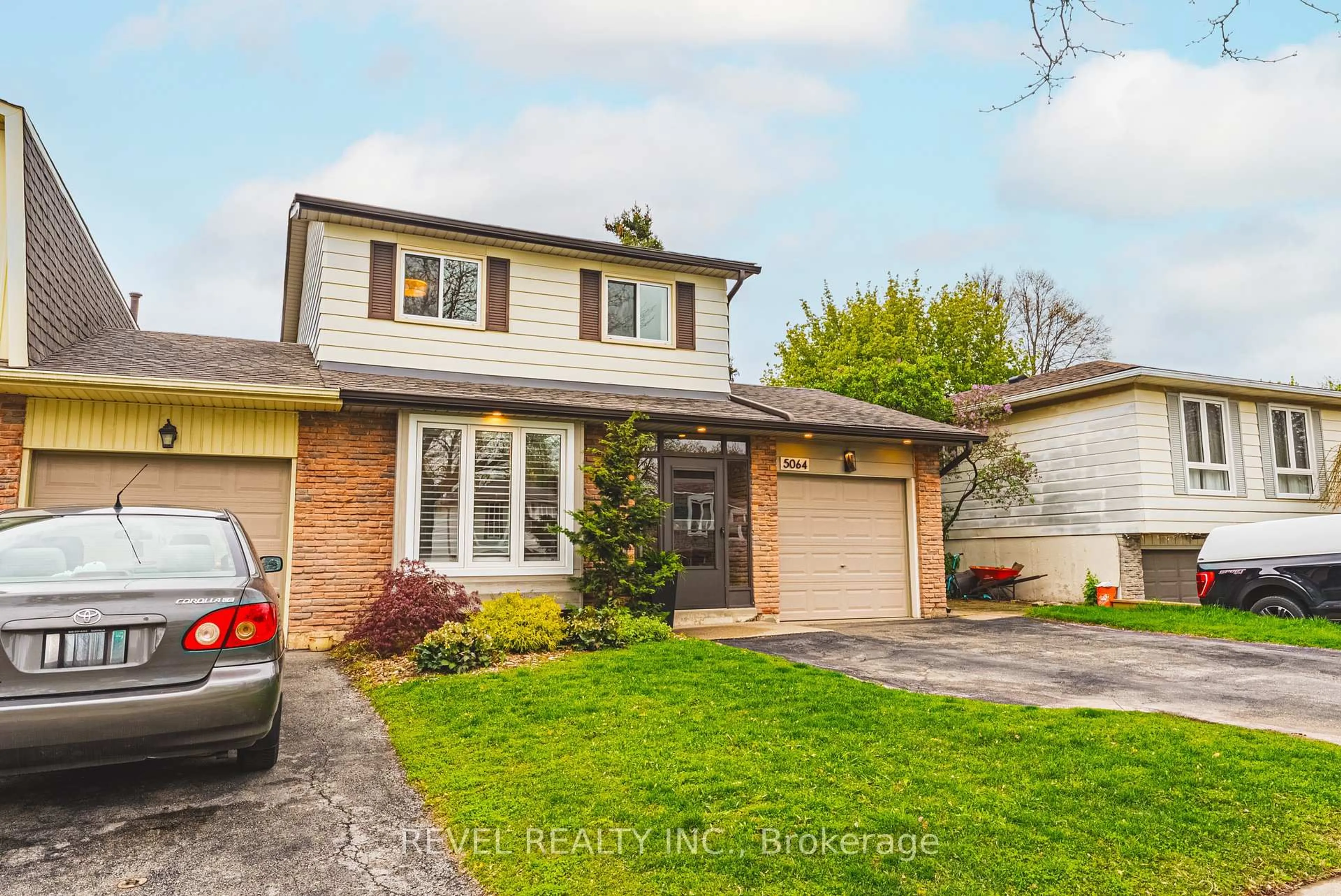 Home with vinyl exterior material, street for 5064 Brady Ave, Burlington Ontario L7L 3X6