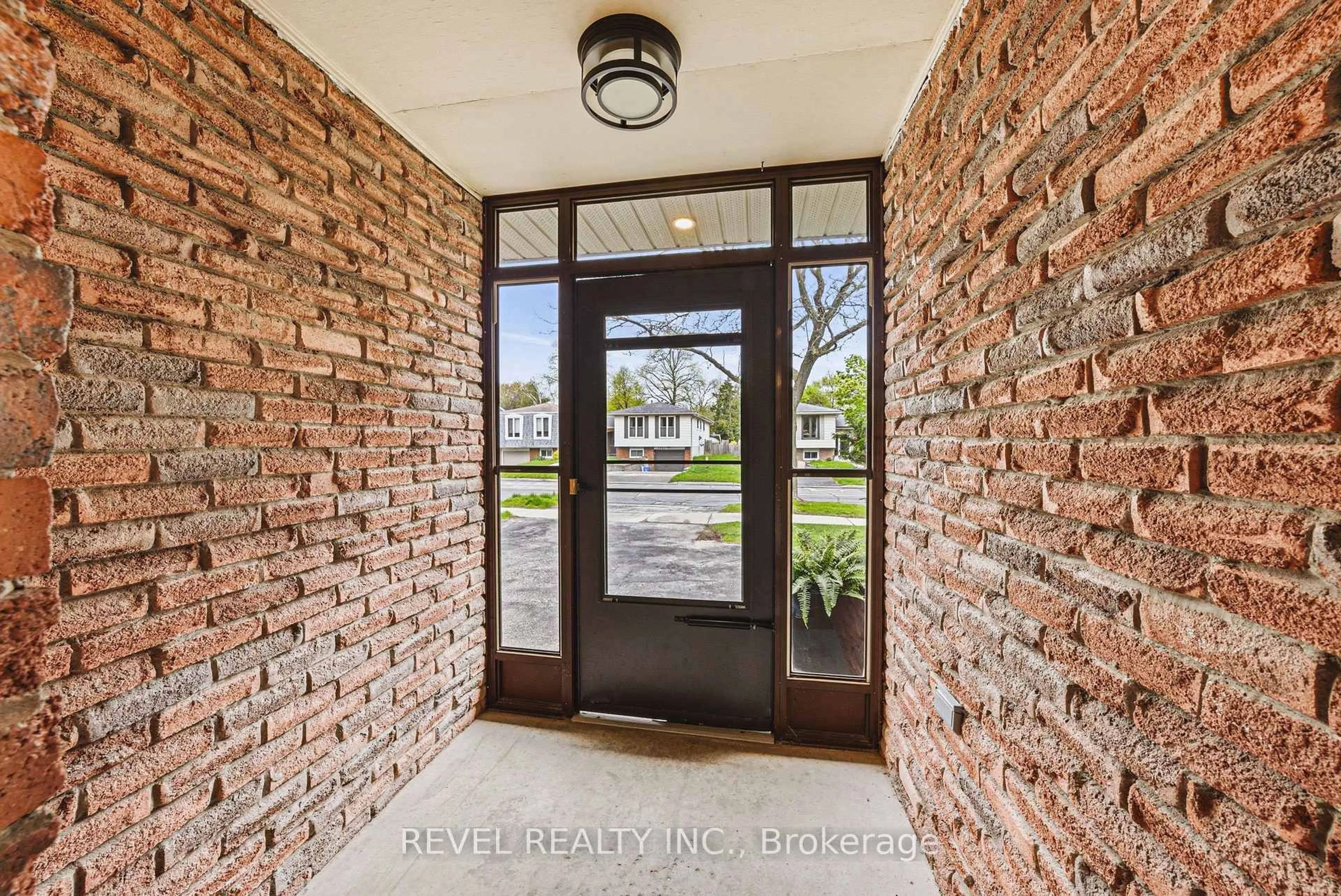 Indoor entryway for 5064 Brady Ave, Burlington Ontario L7L 3X6