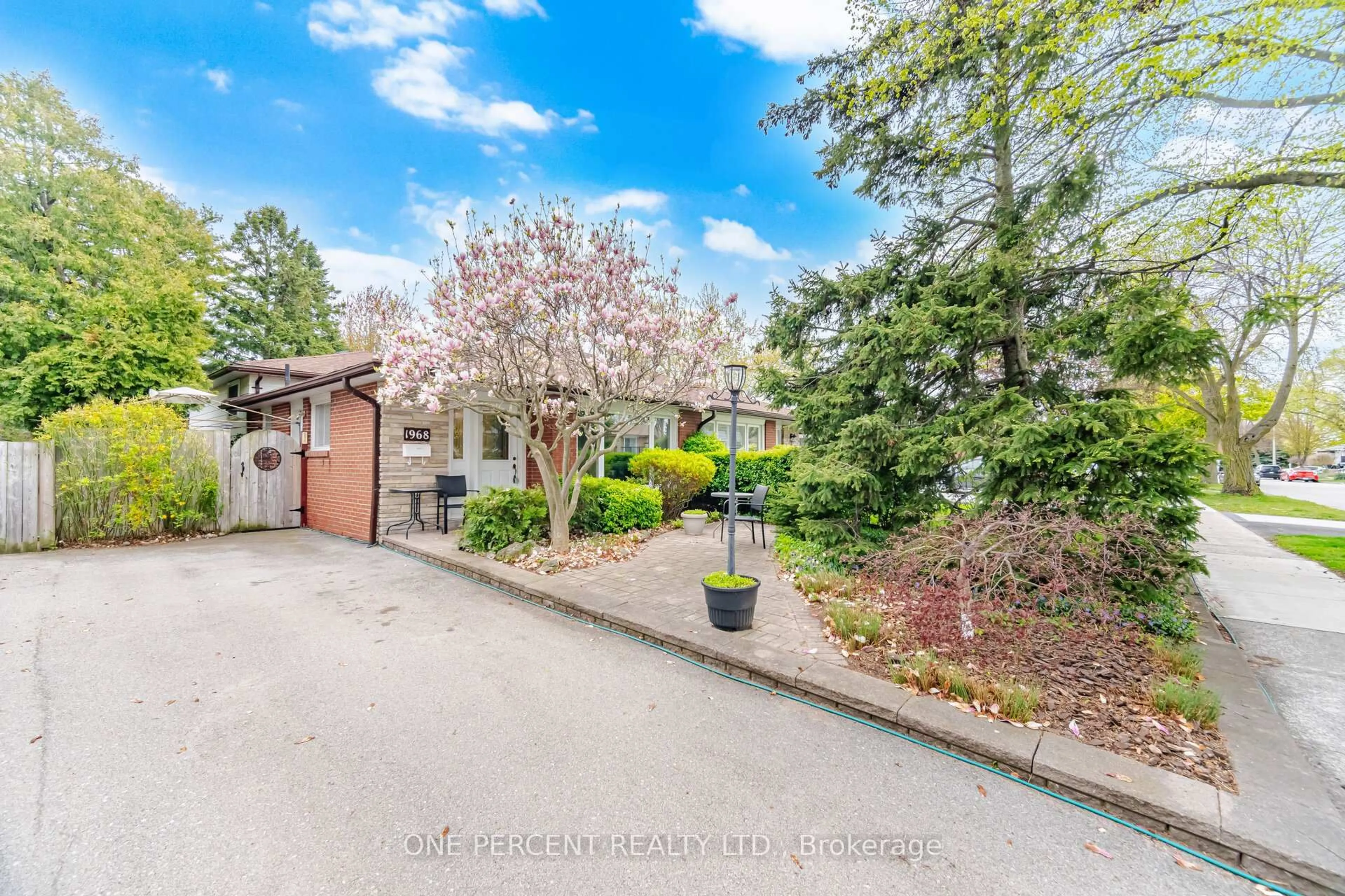 A pic from outside/outdoor area/front of a property/back of a property/a pic from drone, street for 1968 Carrera Lane, Mississauga Ontario L5J 1C5